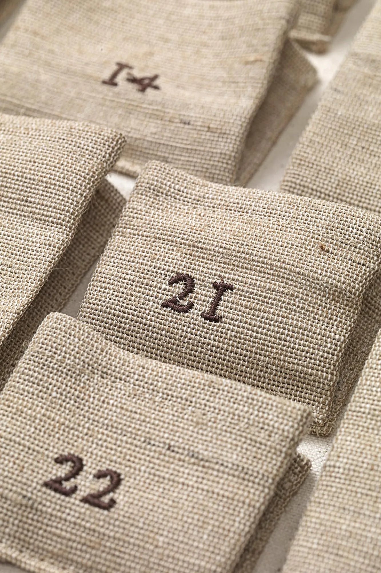 Stilvoller Adventskalender aus Jute mit modernem Tannen-Design.