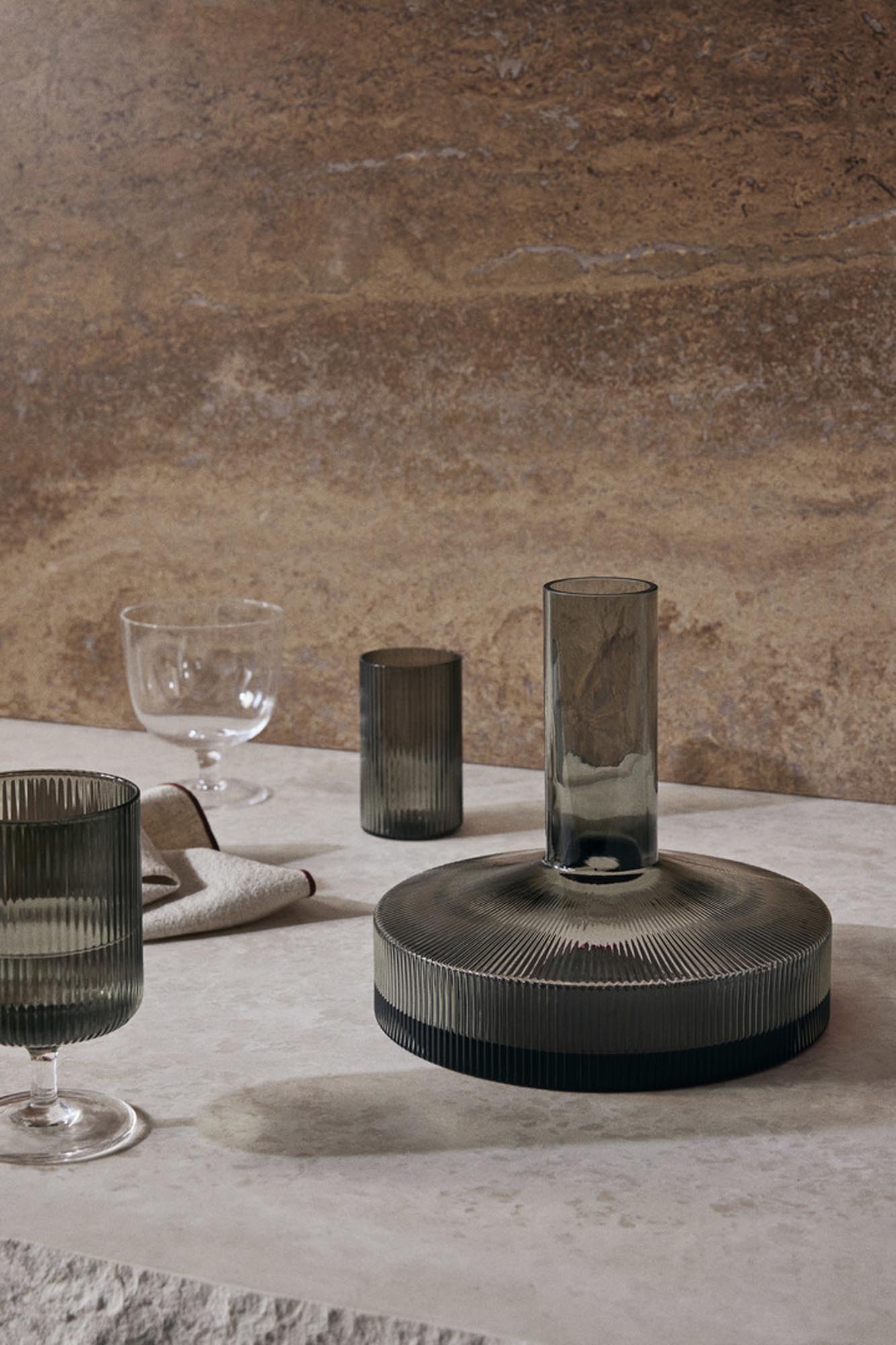 Stilvolle Ripple Weinkaraffe von Ferm Living: Hochwertiges Glasdesign für unvergessliche Genussmomente und festliche Anlässe.