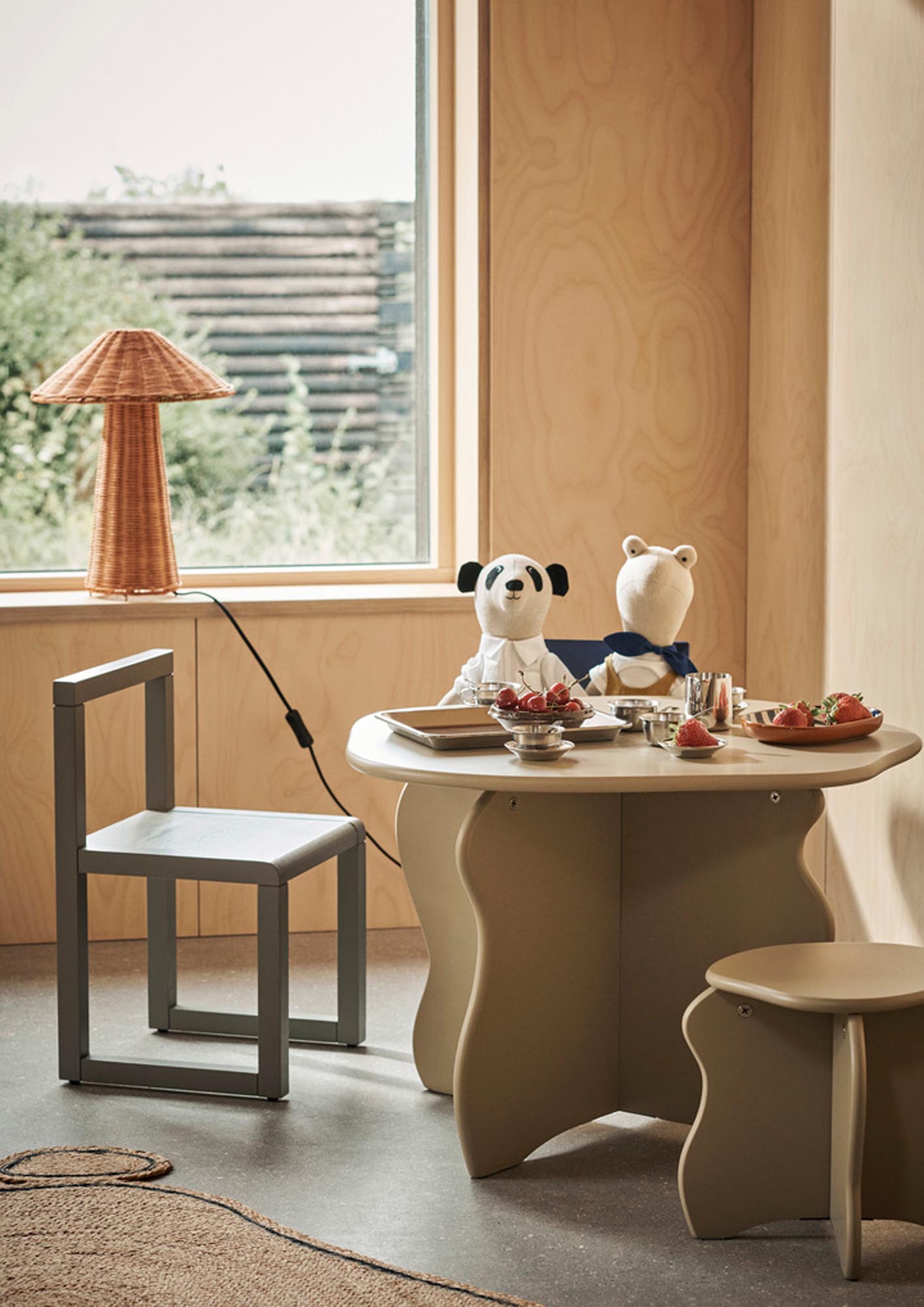 Eleganter Slope Hocker von Ferm Living für stilvolle Räume.