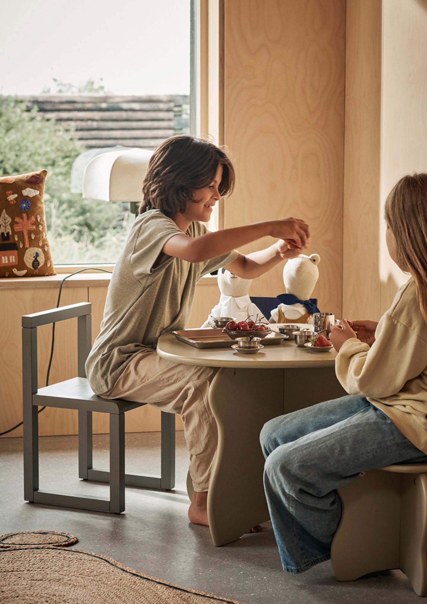 Eleganter Slope Tisch von Ferm Living: Minimalistisch & funktional.
