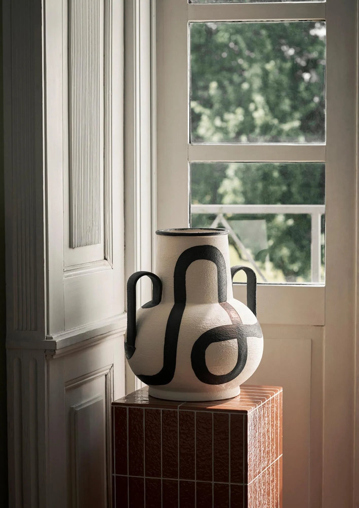 Elegante Trace Vase von Ferm Living mit einzigartigem Design.