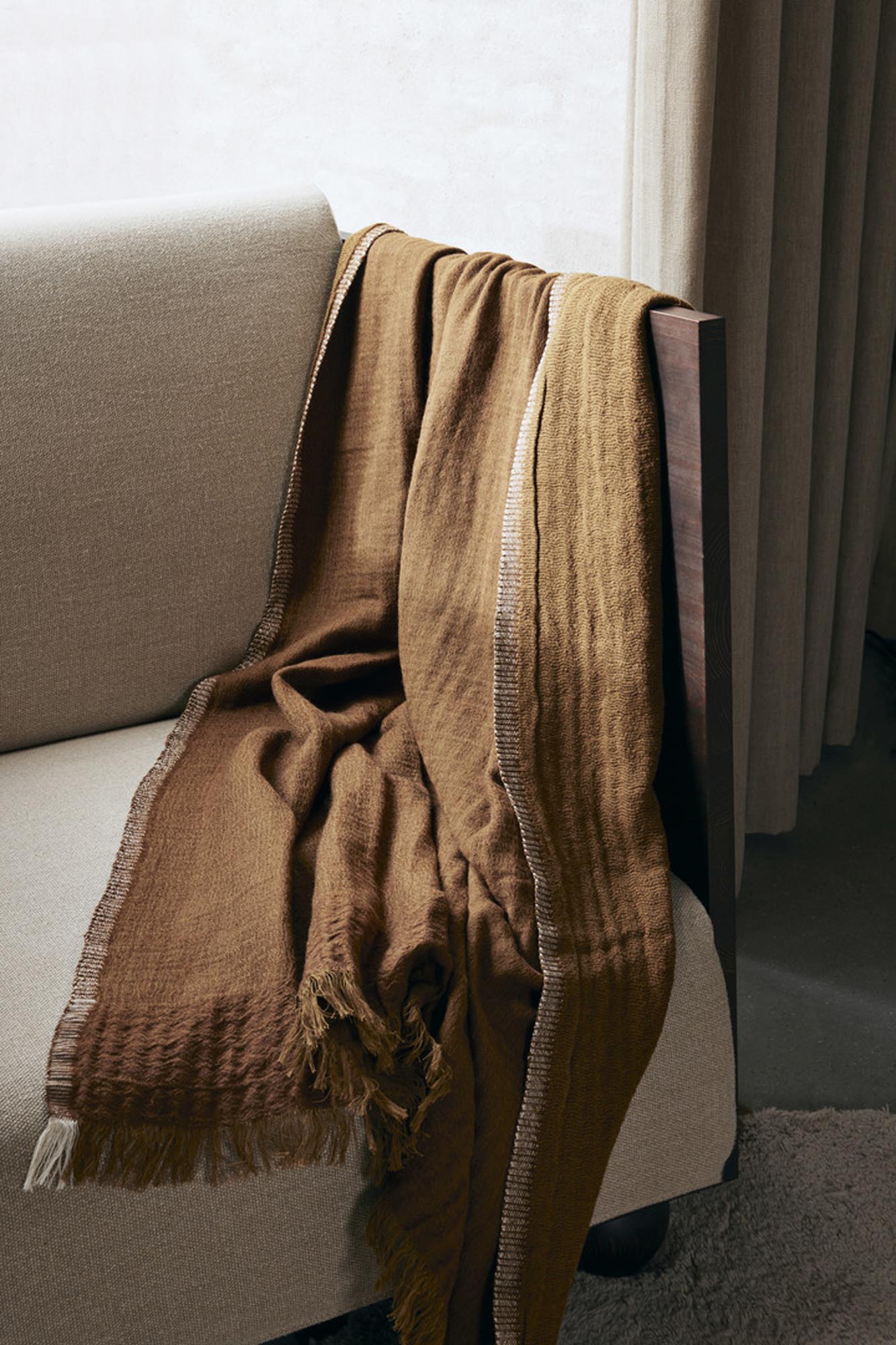 Entdecke die Weaver Throw Decke von Ferm Living – eine elegante, handgewebte Wolldecke aus natürlichen Materialien, die jedem Raum Charakter verleiht.