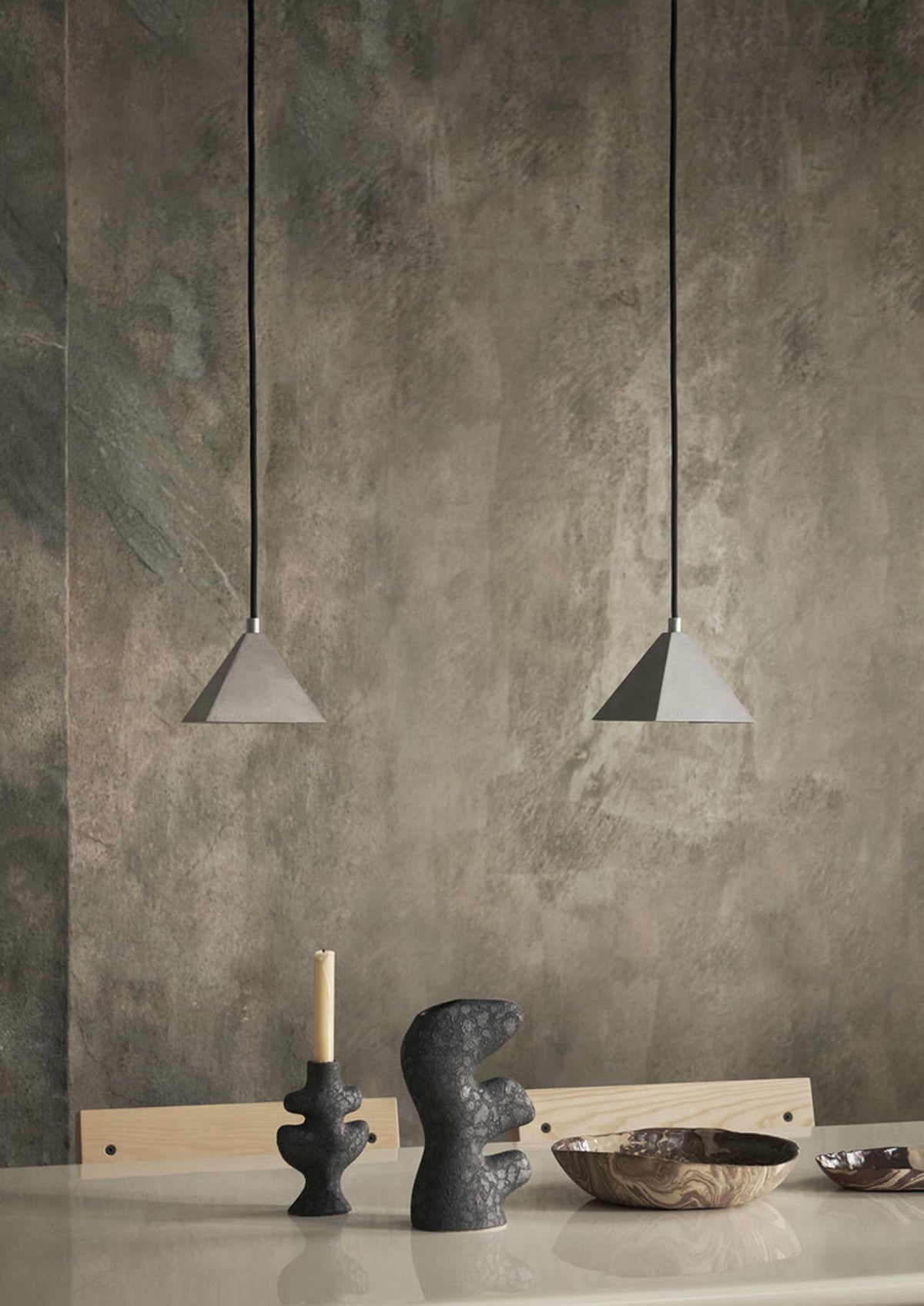 Yara Kerzenständer Klein in Rustic Iron präsentiert im Onlineshop von KAQTU Design AG. Kerzenständer ist von Ferm Living