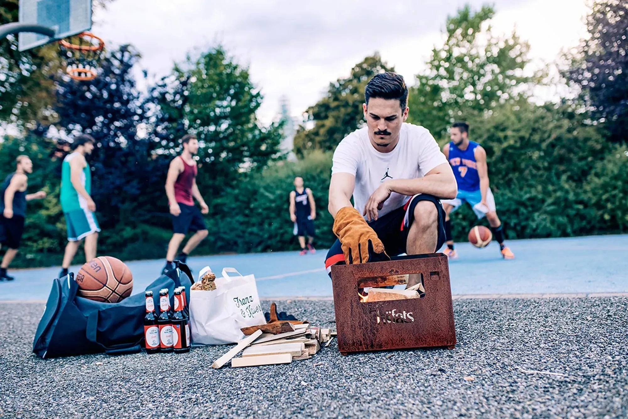 Rostiger BEER BOX Feuerkorb: Perfekt für gesellige Outdoor-Nächte.