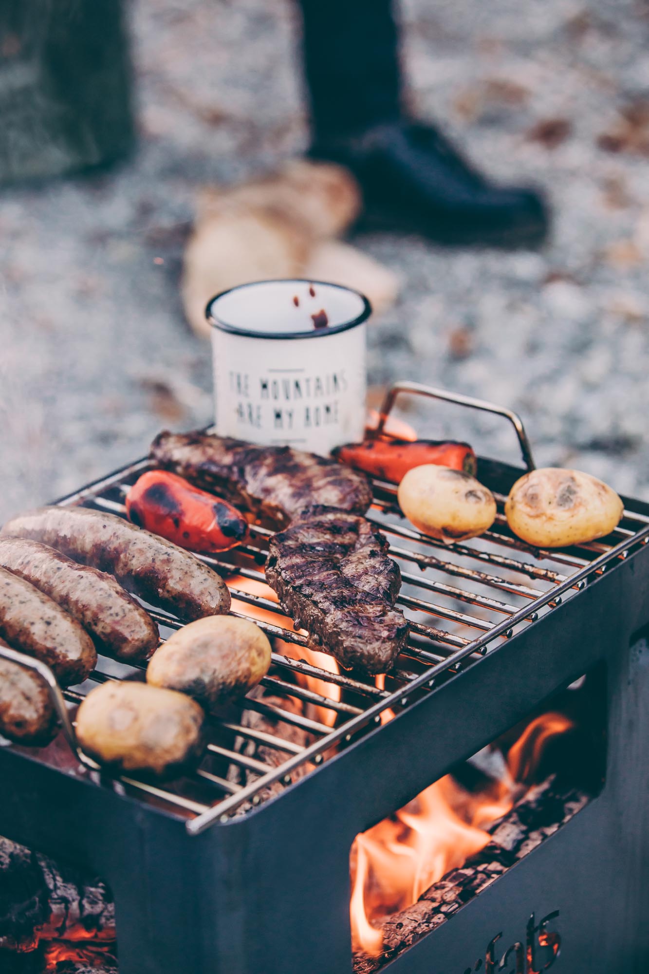 Stylischer BEER BOX Feuerkorb von Höfats aus robustem Corten-Stahl – ideal für gemütliche Abende im Freien und unvergessliche Grillpartys.
