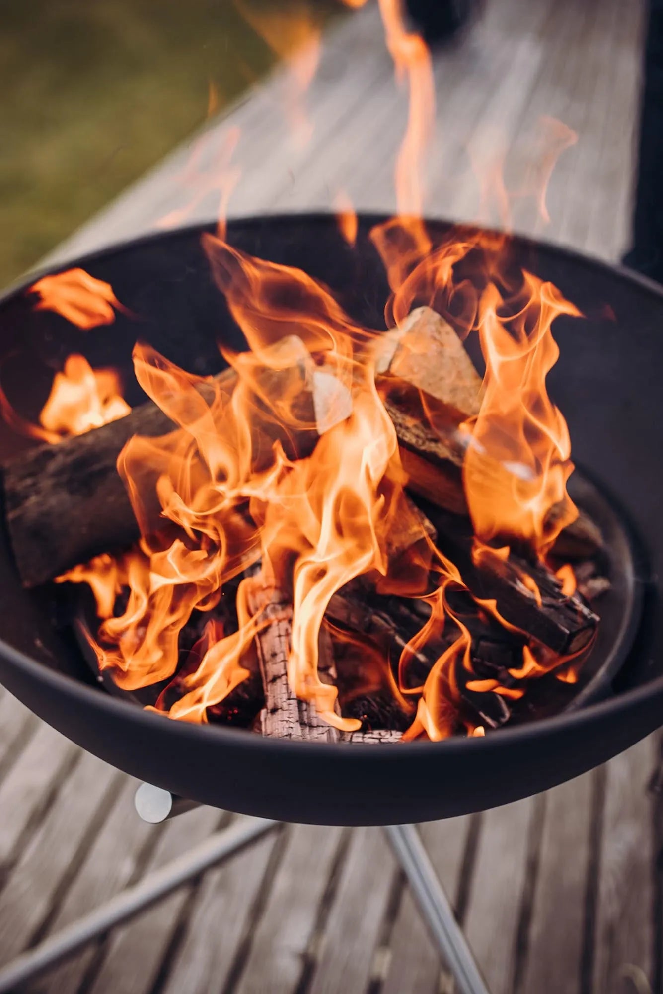 Höfats BOWL 57: Vielseitige Feuerschale mit robustem Dreibein-Design.