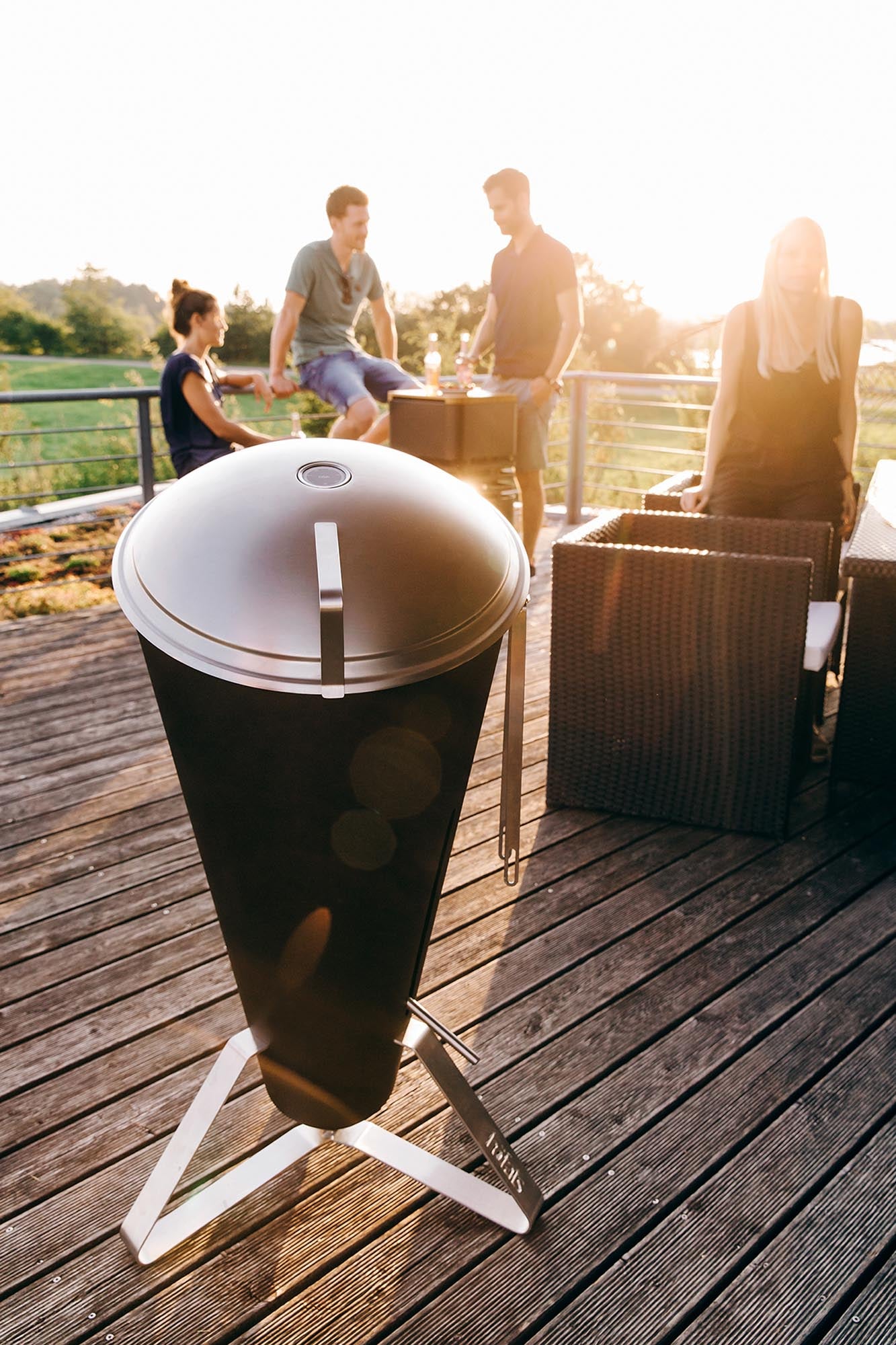 Erleben Sie mit dem CONE Kohlegrill von Höfats modernes Grillvergnügen und perfekte Hitzeverteilung für köstliche Grillgerichte.