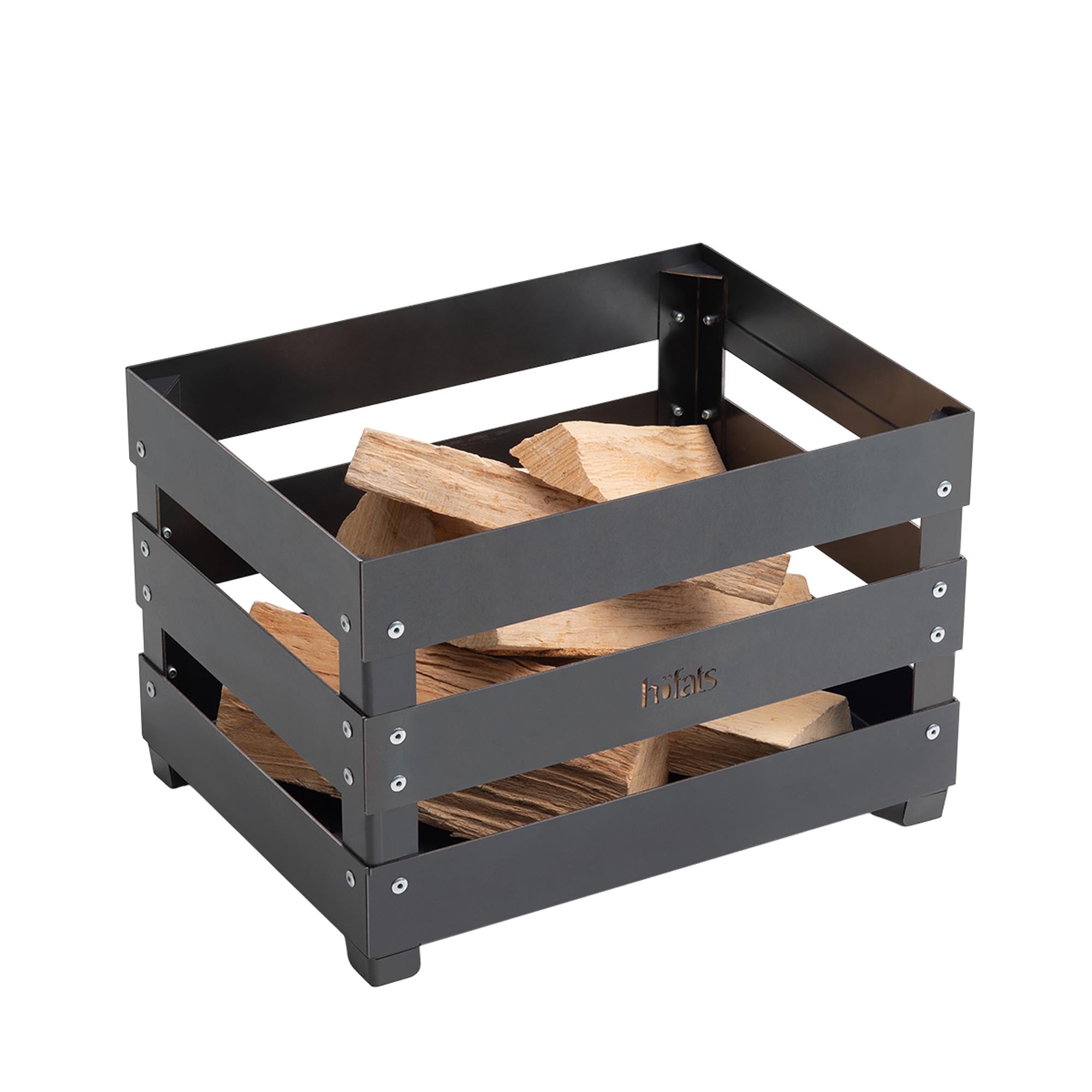 Erleben Sie mit dem CRATE Feuerkorb von Höfats stilvolle Wärme und Atmosphäre – ideal für gemütliche Abende im Garten oder auf der Terrasse.