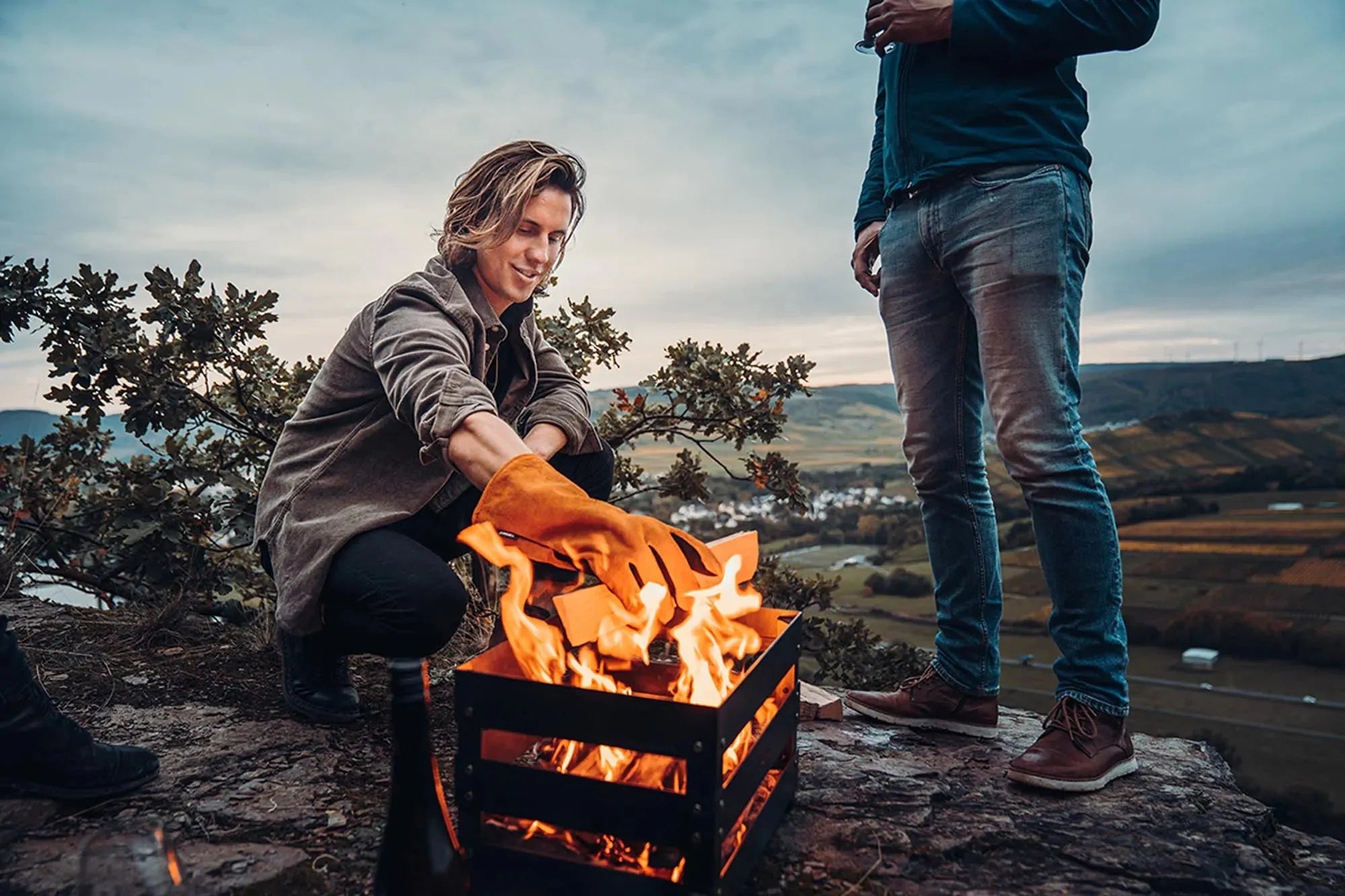 CRATE Feuerkorb: Vielseitig aus Corten-Stahl, ideal als Holzlager, Weinkiste, Hocker oder Grill. Perfekt für Ausflüge!