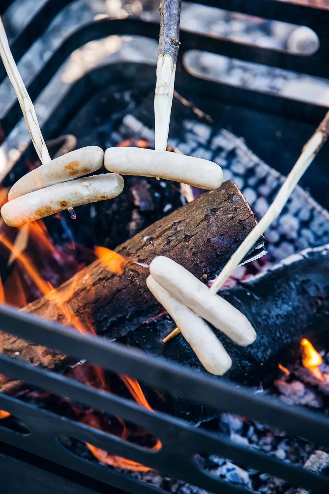 CUBE Feuerkorb: Sicheres, sauberes Feuererlebnis. Vielseitig als Hocker, Bank oder Tisch nutzbar. Perfekt für Outdoor.