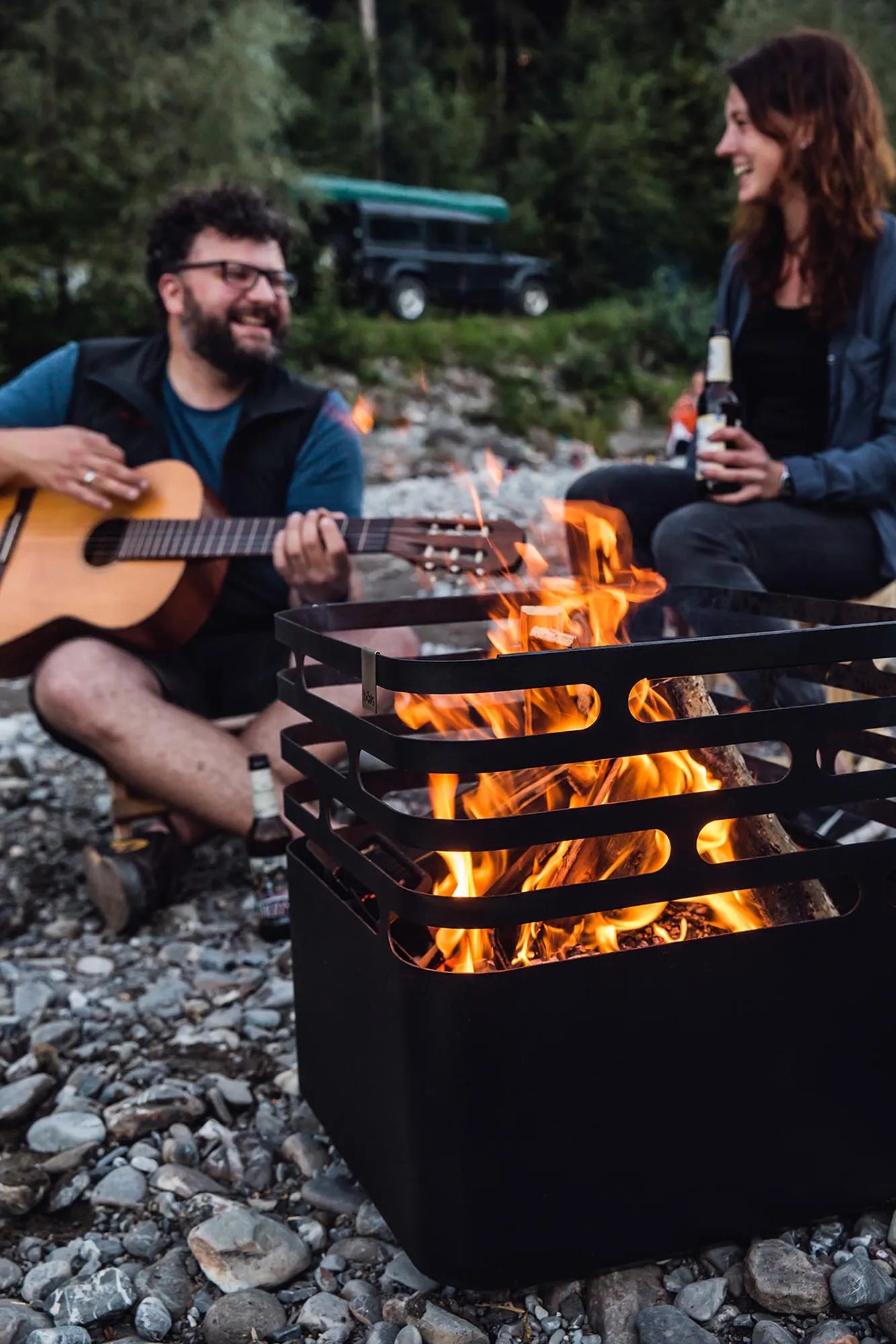 Eleganter CUBE Feuerkorb von Höfats für stilvolle Outdoor-Abende.