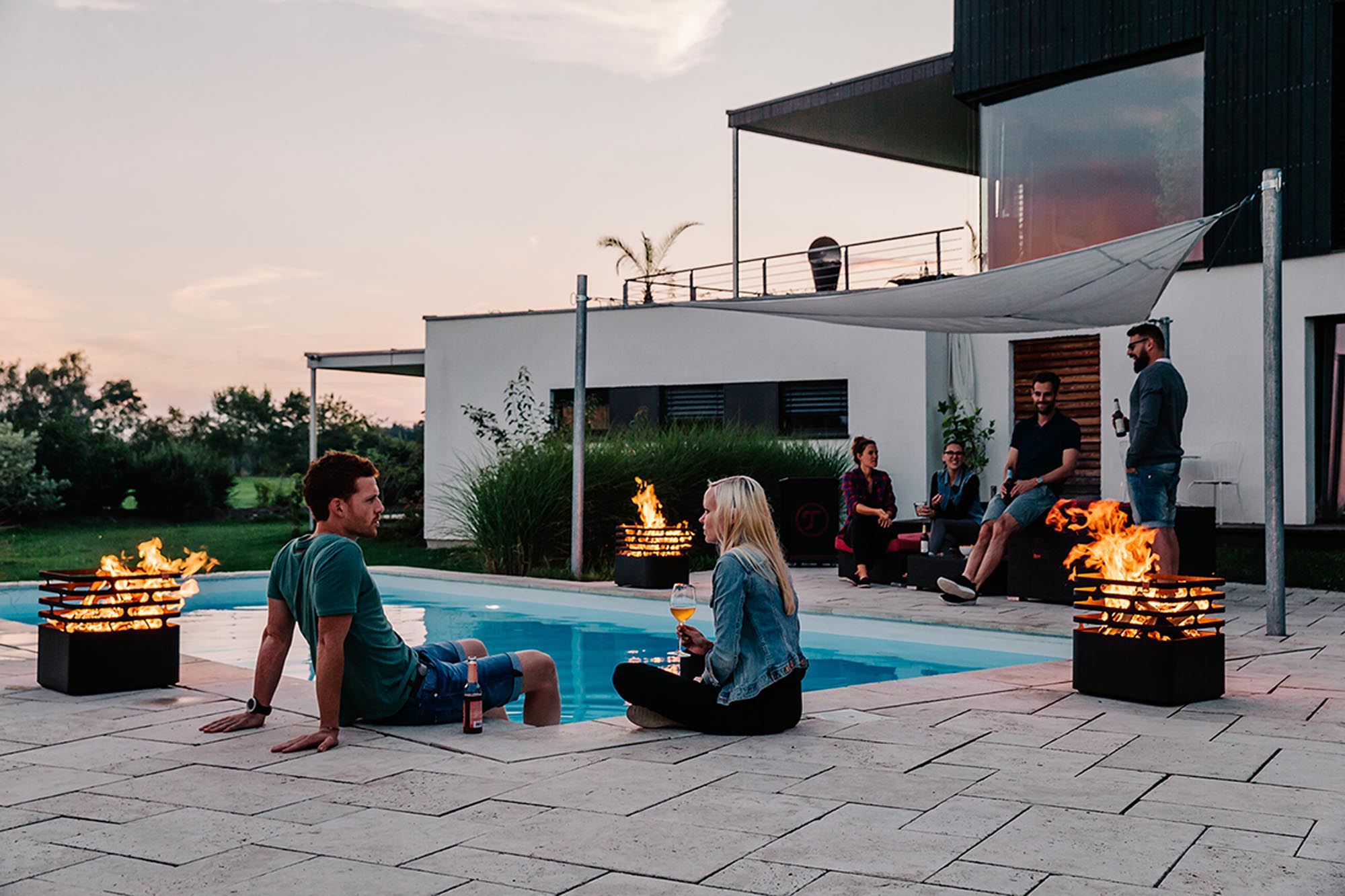 CUBE Feuerkorb schwarz: Genießen Sie ein sicheres Feuererlebnis, das sich mühelos in stilvolle Gartenmöbel verwandelt – perfekt für entspannte Abende im Freien.