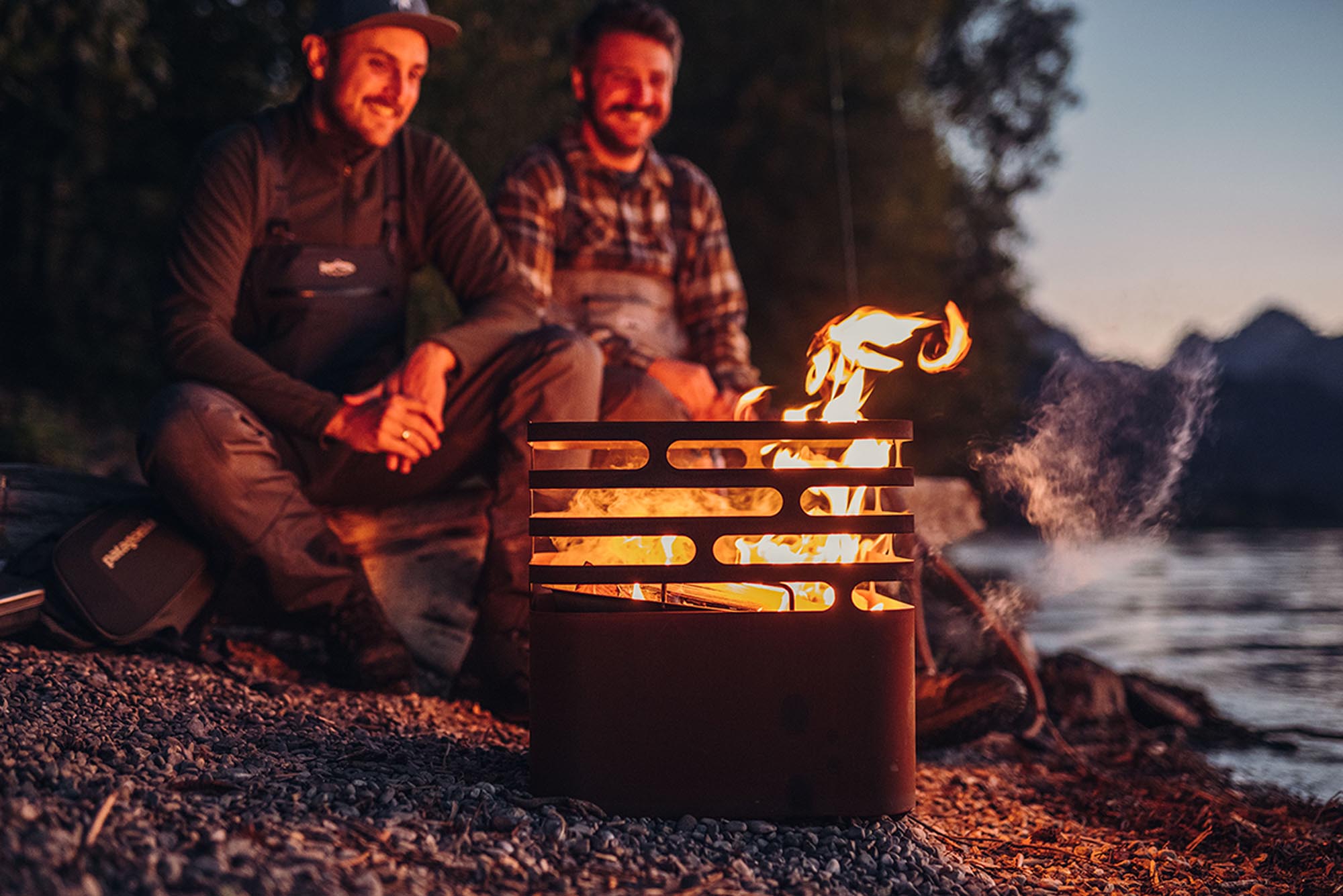 CUBE Feuerkorb rostig von Höfats: Ein stilvolles Design-Highlight für Garten und Balkon, ideal zum Grillen und für gemütliche Abende.