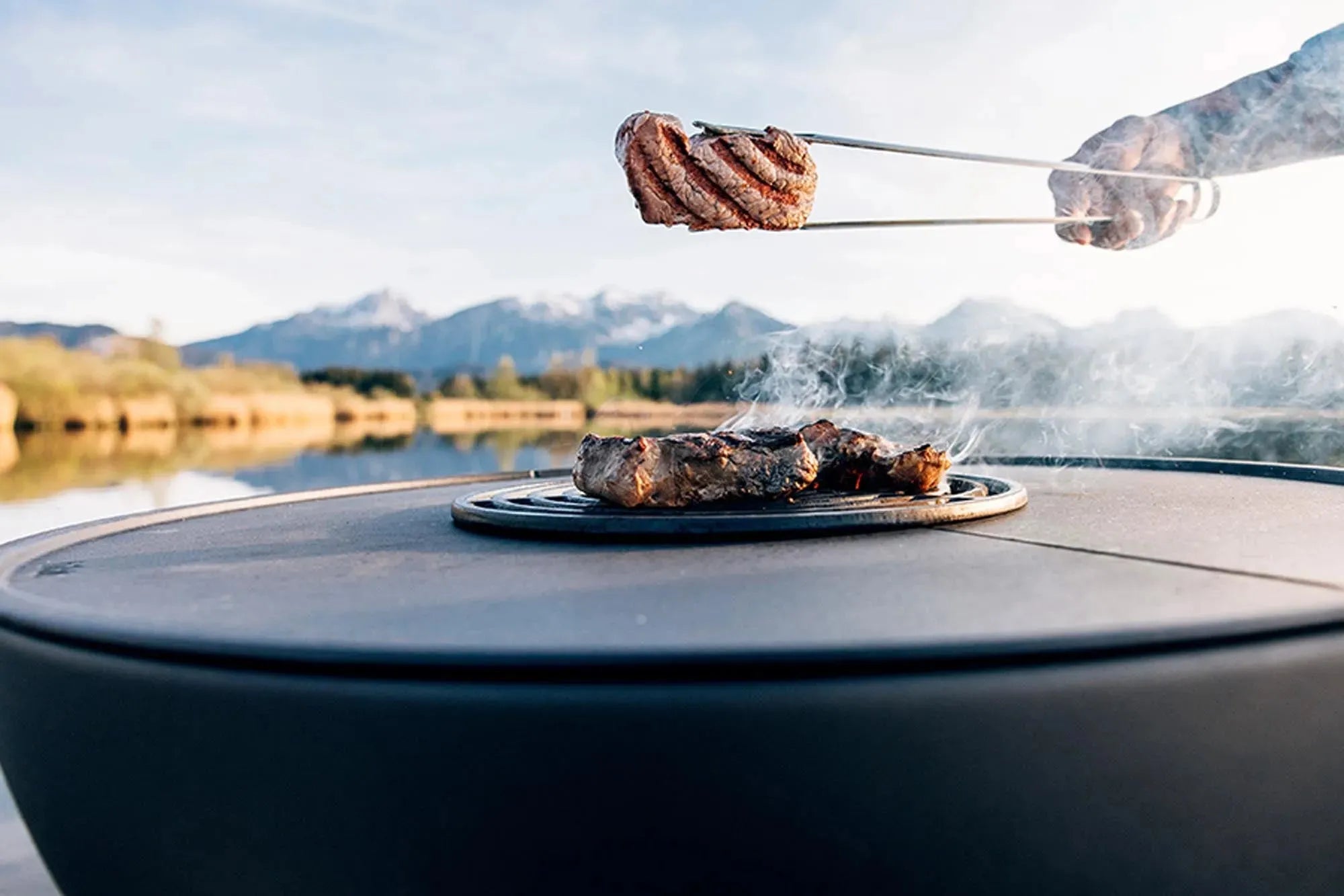 BOWL 57 Sear Grate: Unverzichtbar für perfekte Grillstreifen.