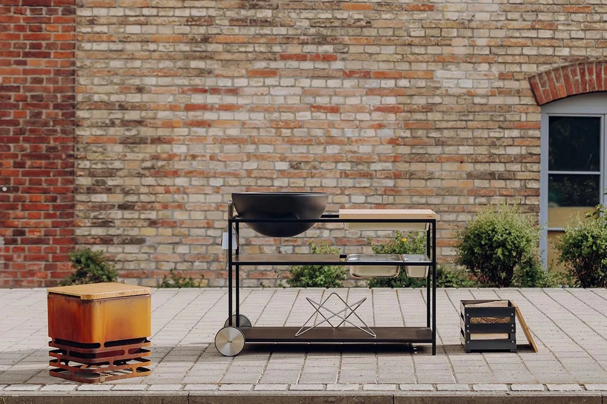 FIRE KITCHEN: Outdoor-Grillset mit BOWL 57, perfekte Arbeitshöhe, modular, mobil, für Sternekoch-Erlebnisse.