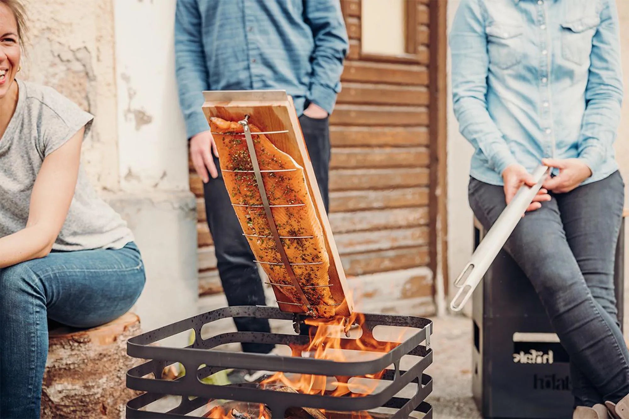 Grillen Sie Lachs stilvoll mit dem innovativen Höfats Flammlachsbrett.