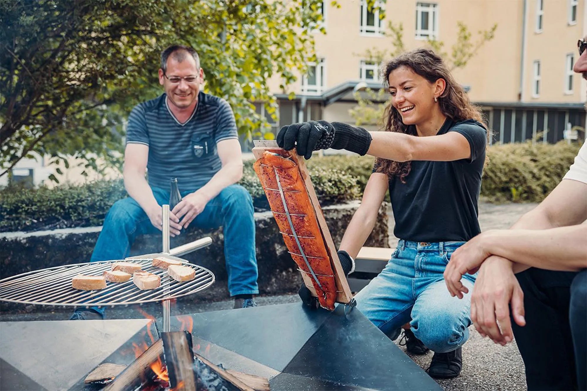 Höfats Flammlachsbrett: Traditionelles Lachsgrillen neu erleben.