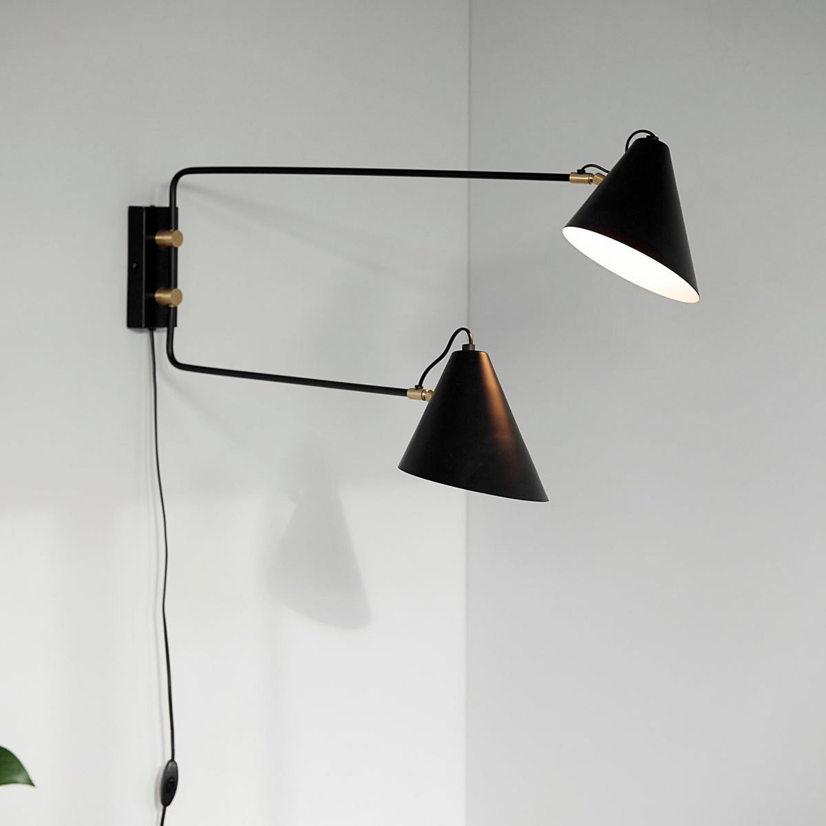 Wandleuchte, Club Double in Schwarz präsentiert im Onlineshop von KAQTU Design AG. Wandleuchte ist von House Doctor