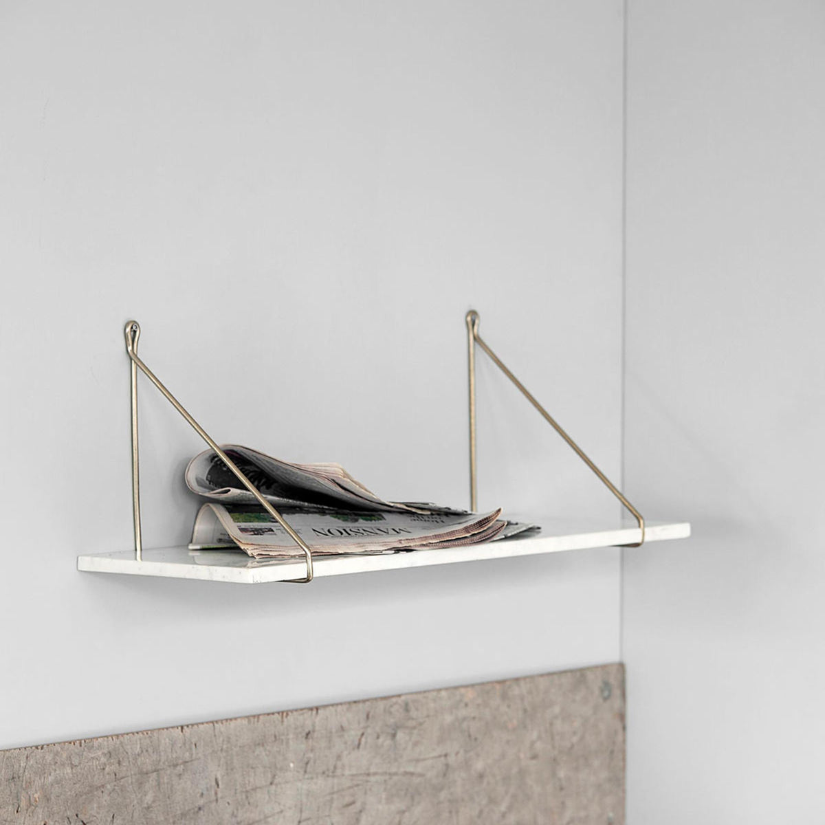Regal, Marble in Weisser Marmor präsentiert im Onlineshop von KAQTU Design AG. Wandregal ist von House Doctor
