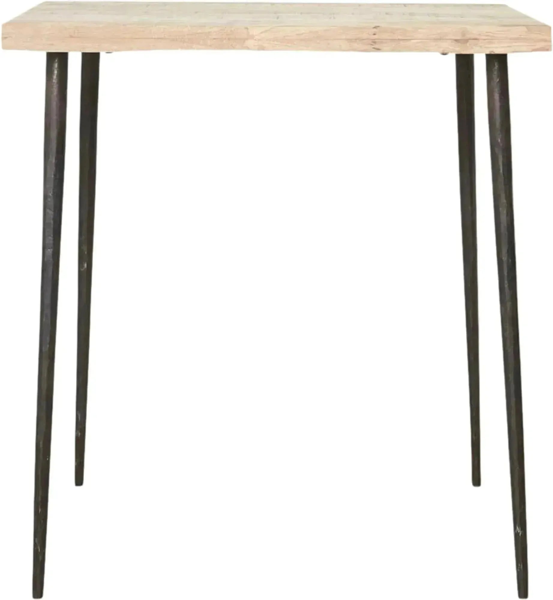 Der "Slated" Esstisch von House Doctor kombiniert rustikales Mangoholz mit industriellen Metallbeinen für einen einzigartigen Look.