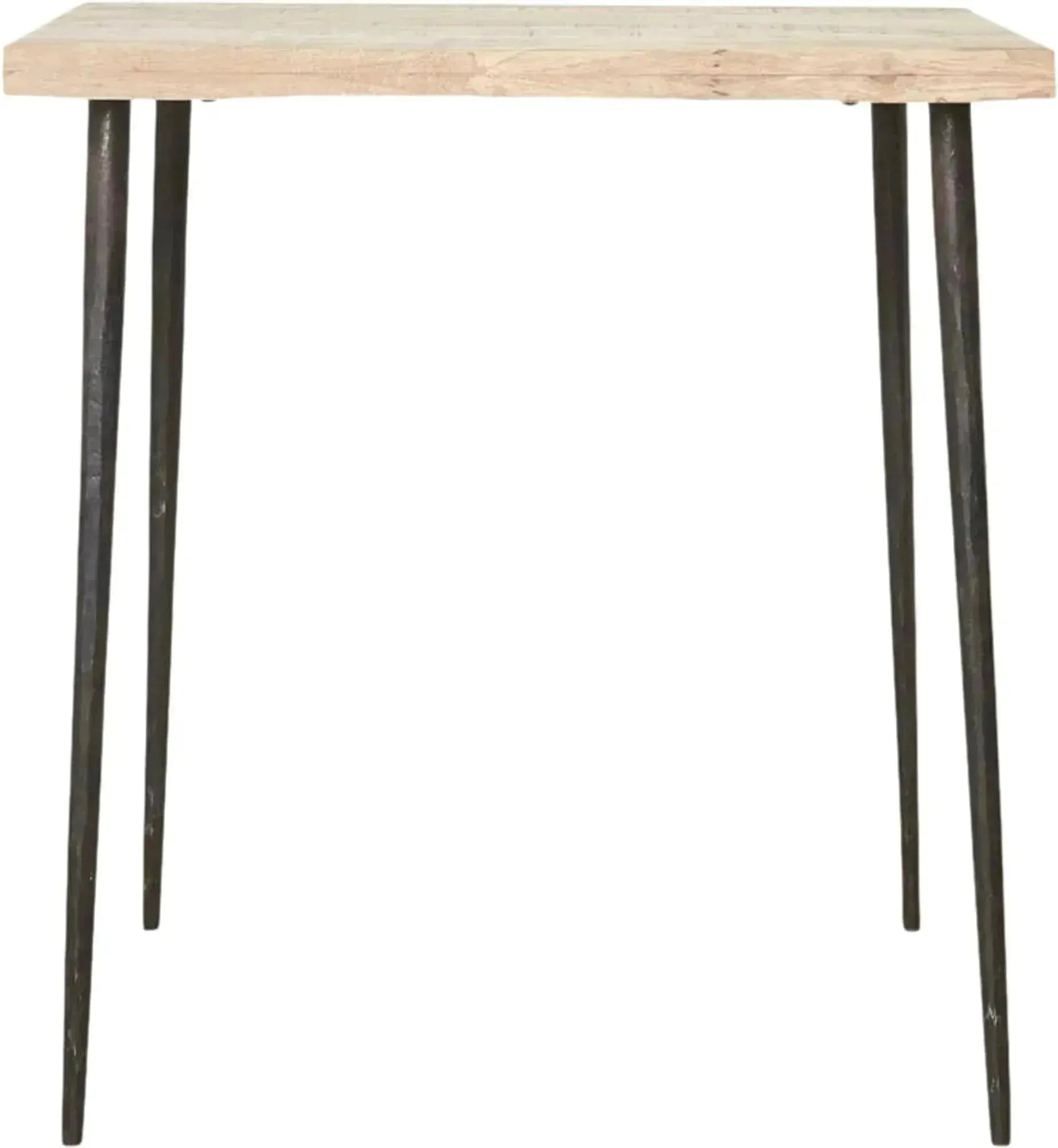 Der "Slated" Esstisch von House Doctor kombiniert rustikales Mangoholz mit industriellen Metallbeinen für einen einzigartigen Look.