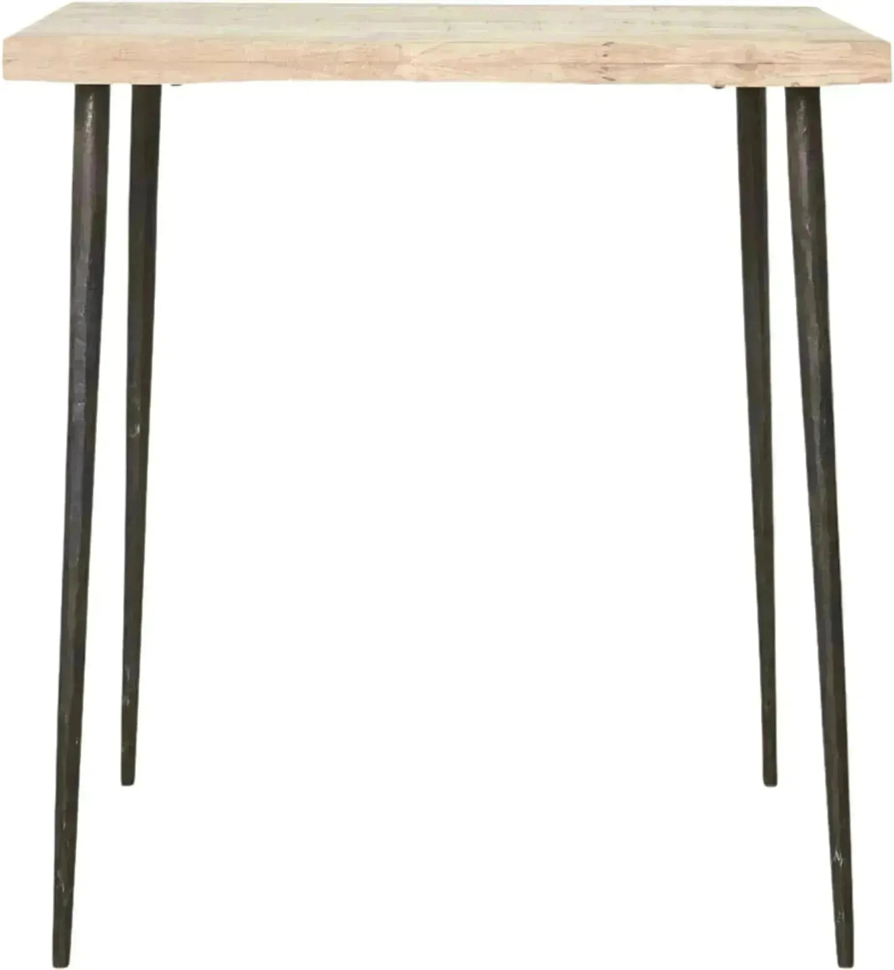 Der "Slated" Esstisch von House Doctor kombiniert rustikales Mangoholz mit industriellen Metallbeinen für einen einzigartigen Look.