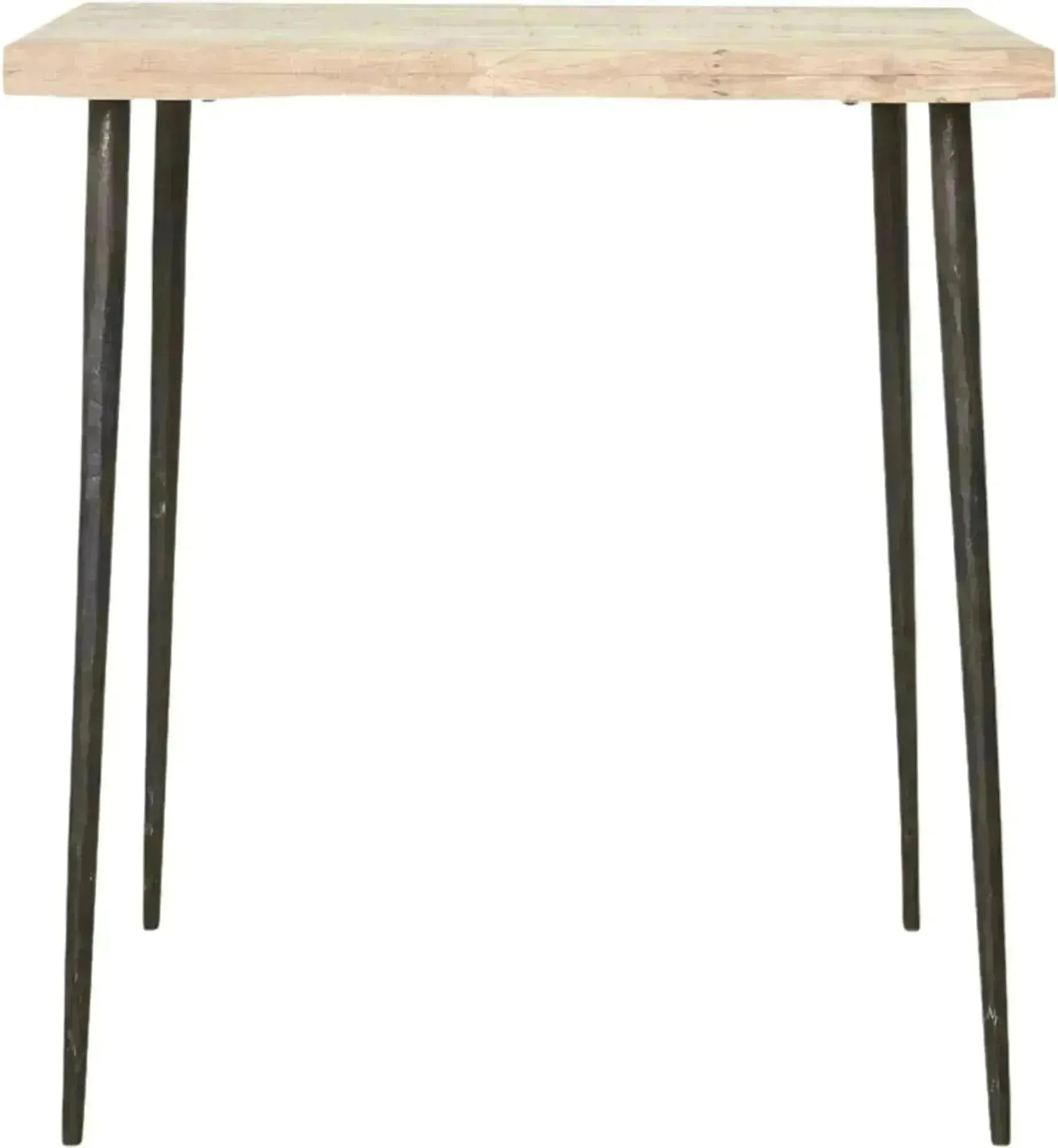 Der "Slated" Esstisch von House Doctor kombiniert rustikales Mangoholz mit industriellen Metallbeinen für einen einzigartigen Look.