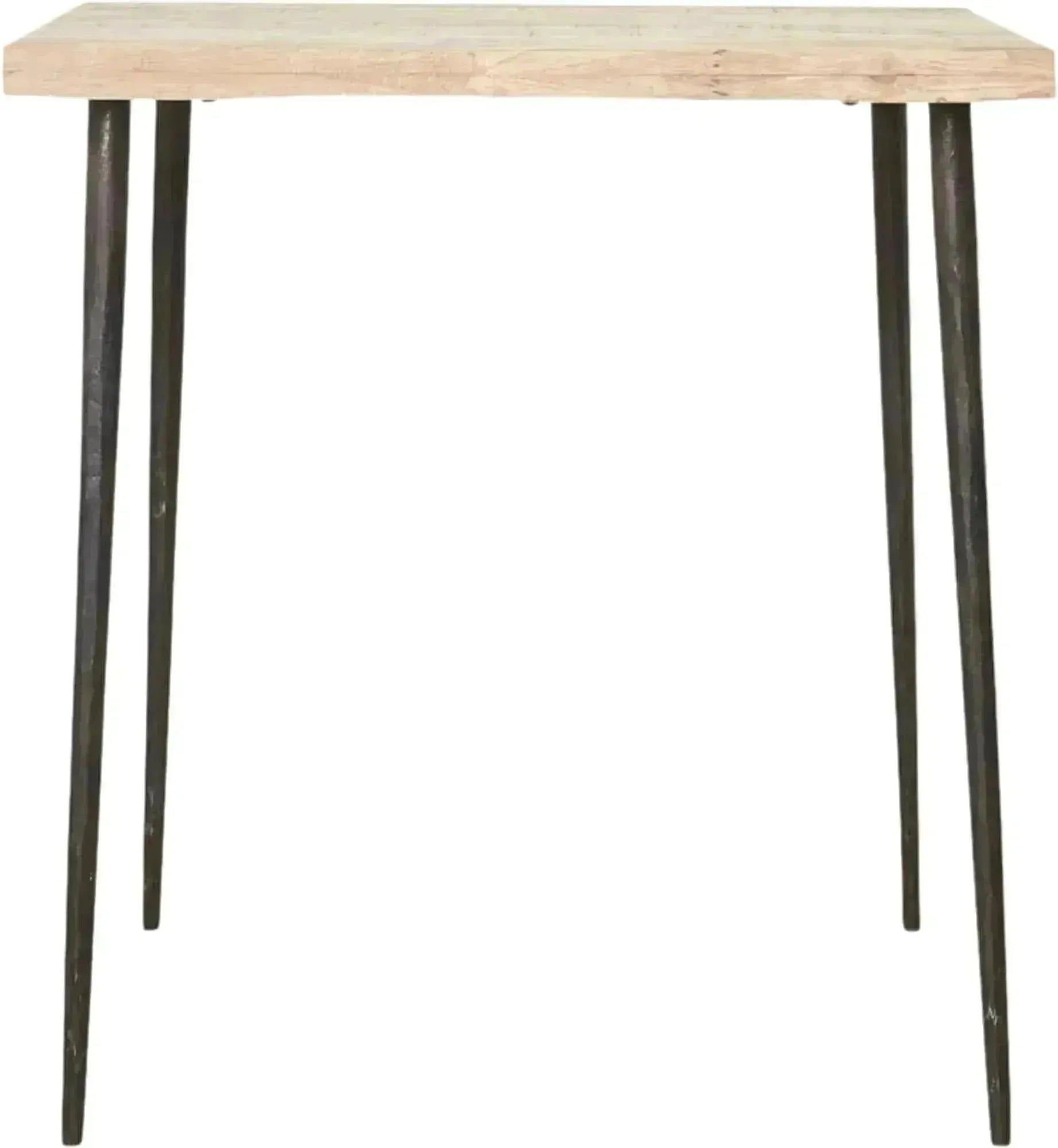 Der "Slated" Esstisch von House Doctor kombiniert rustikales Mangoholz mit industriellen Metallbeinen für einen einzigartigen Look.