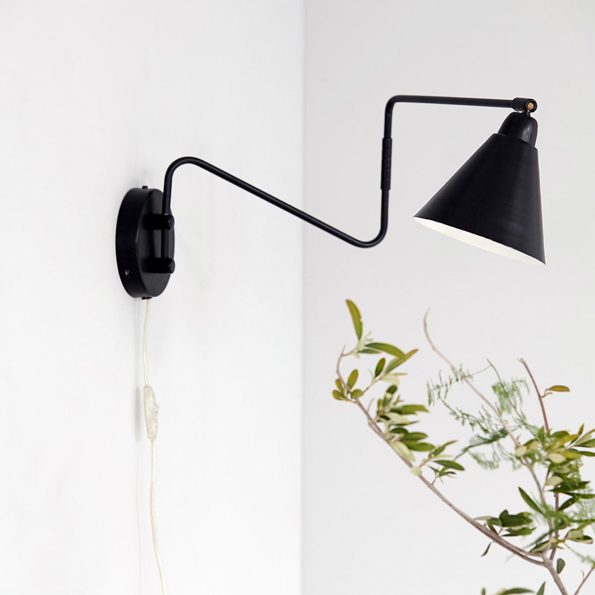 Elegante Wandleuchte "Game" von House Doctor in Schwarz, ideal für stimmungsvolle Akzente und zeitgemäße Raumgestaltung.