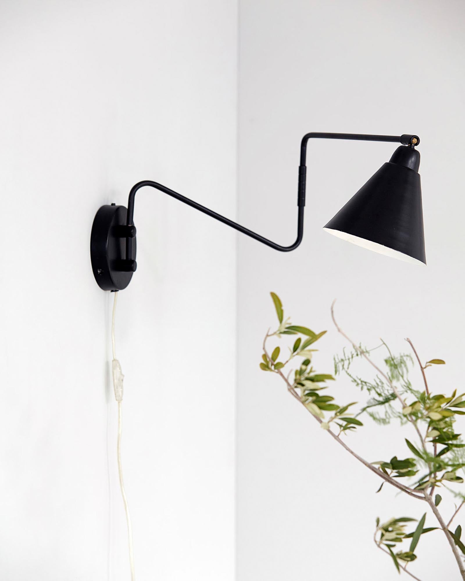 Elegante Wandleuchte "Game" von House Doctor in Schwarz, ideal für stilvolle Akzente in jedem Raum.