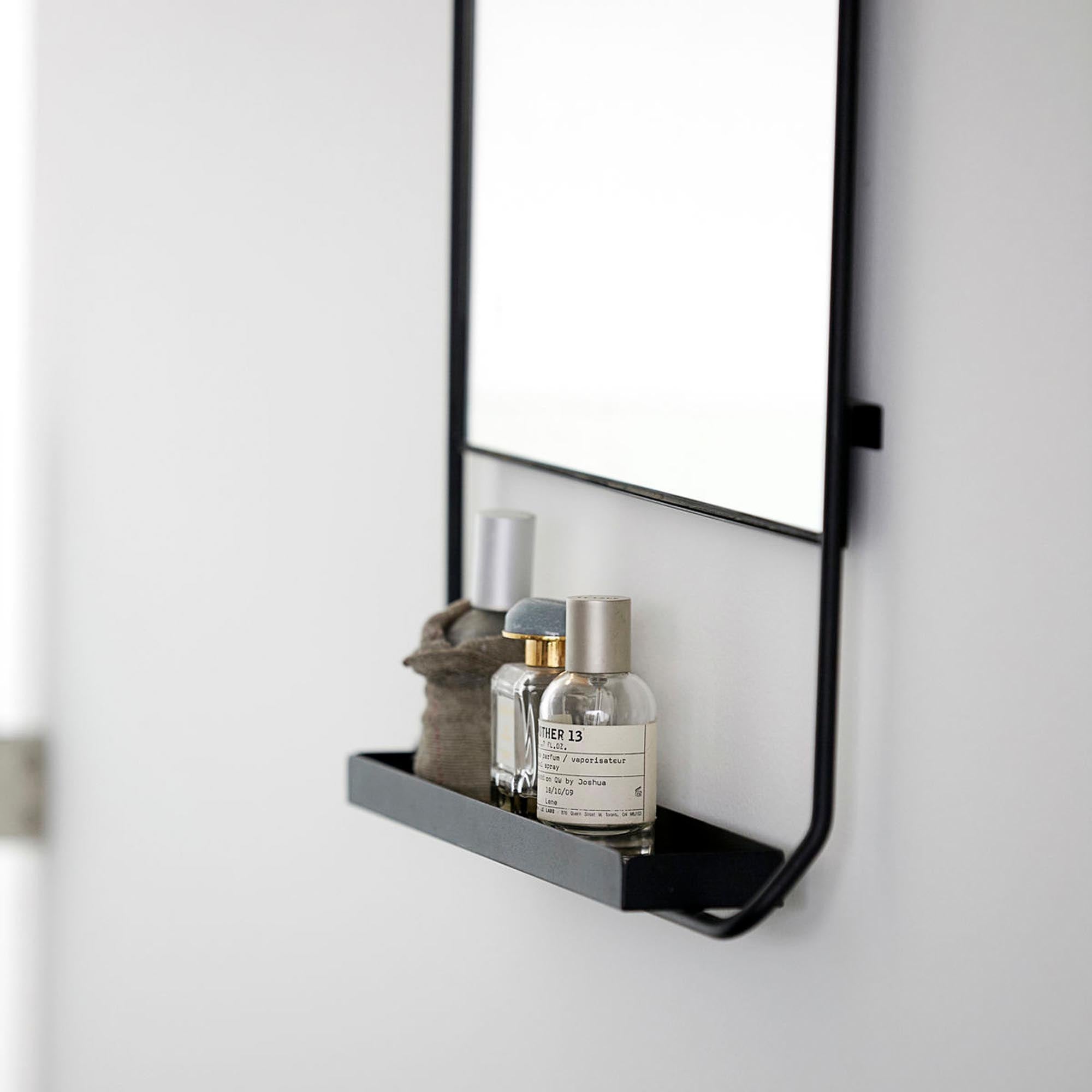 Eleganter Spiegel von House Doctor mit integrierter Ablage – ideal für jeden Raum und perfekt zur stilvollen Präsentation von Accessoires.