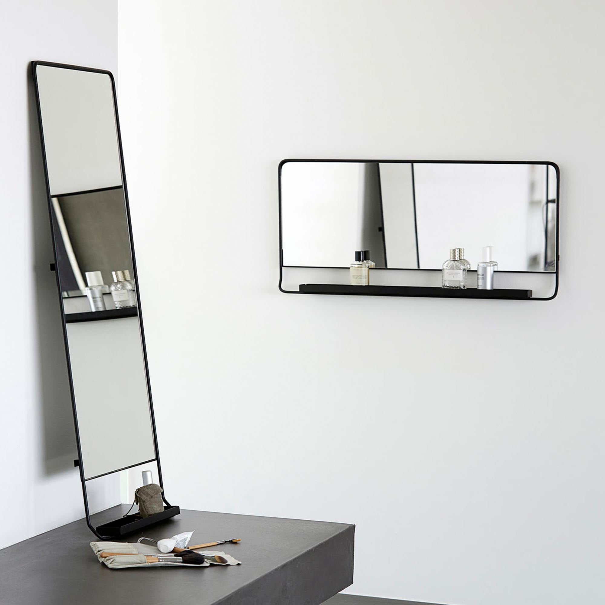 Stilvoller Spiegel mit Ablage von House Doctor: Praktisch und elegant, ideal für Flur, Schlafzimmer oder Wohnzimmer. Hochwertige Materialien, vielseitig einsetzbar.