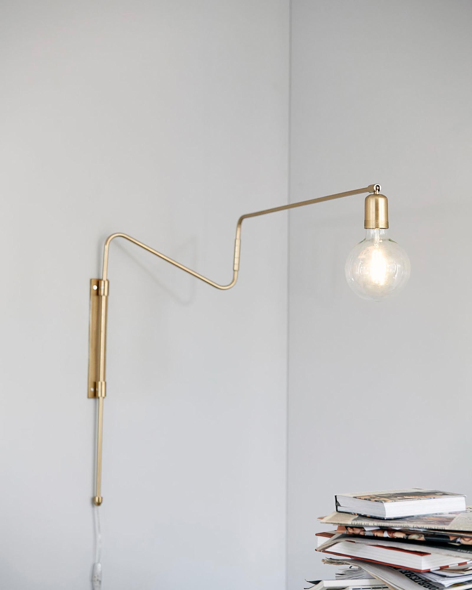 Elegante Wandleuchte "Swing" von House Doctor in Messing, ideal für stilvolle Akzente in jedem Raum.
