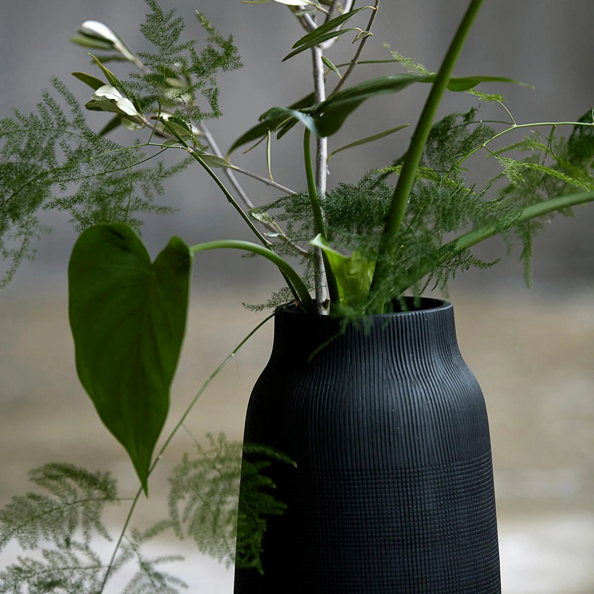 Moderne Groove Vase von House Doctor mit einzigartiger Rillenstruktur.