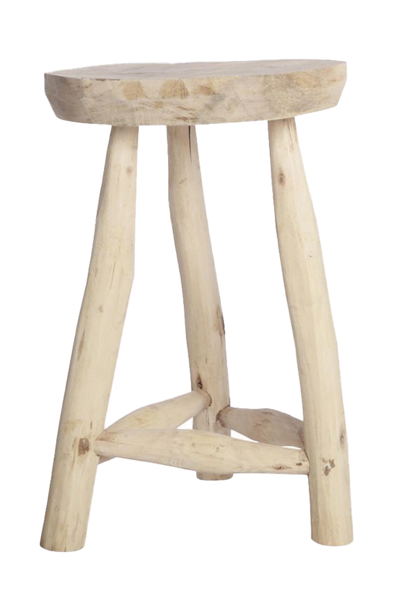 Entdecken Sie den einzigartigen Hocker Pure von House Doctor aus Holz. Ideal als Beistelltisch oder Nachttisch, bringt er natürliche Atmosphäre in Ihr Zuhause.