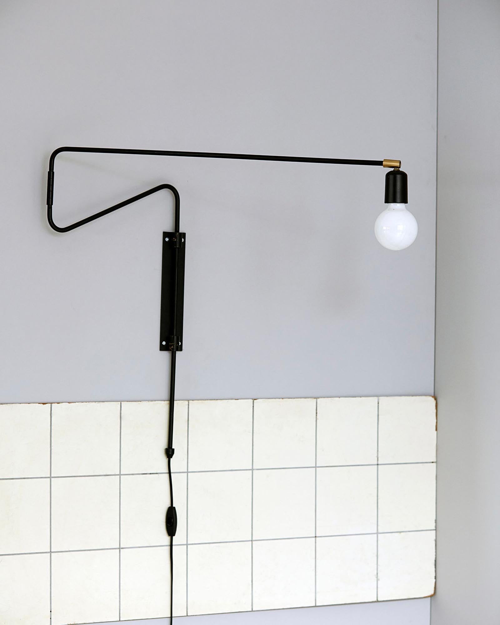 Elegante Wandleuchte "Swing" von House Doctor in Schwarz, ideal für stimmungsvolle Beleuchtung in jedem Raum.