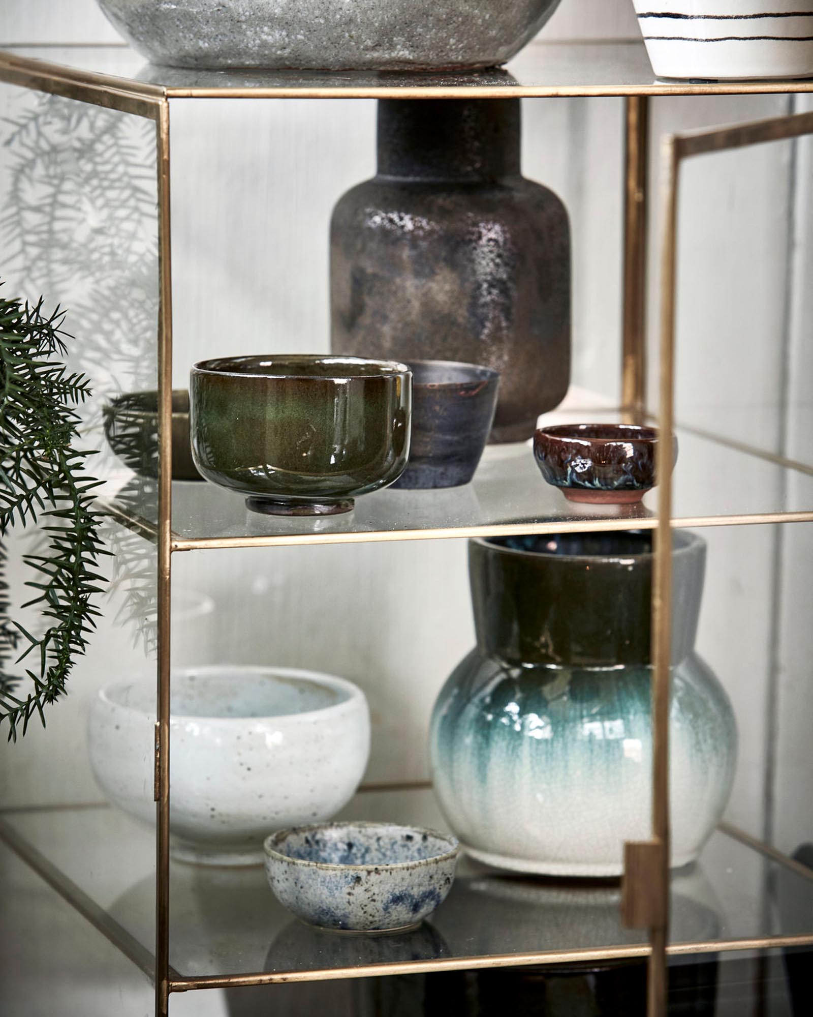Modernes Standregal aus Glas und Messing von House Doctor, perfekt für die stilvolle Präsentation und Aufbewahrung von Gegenständen.