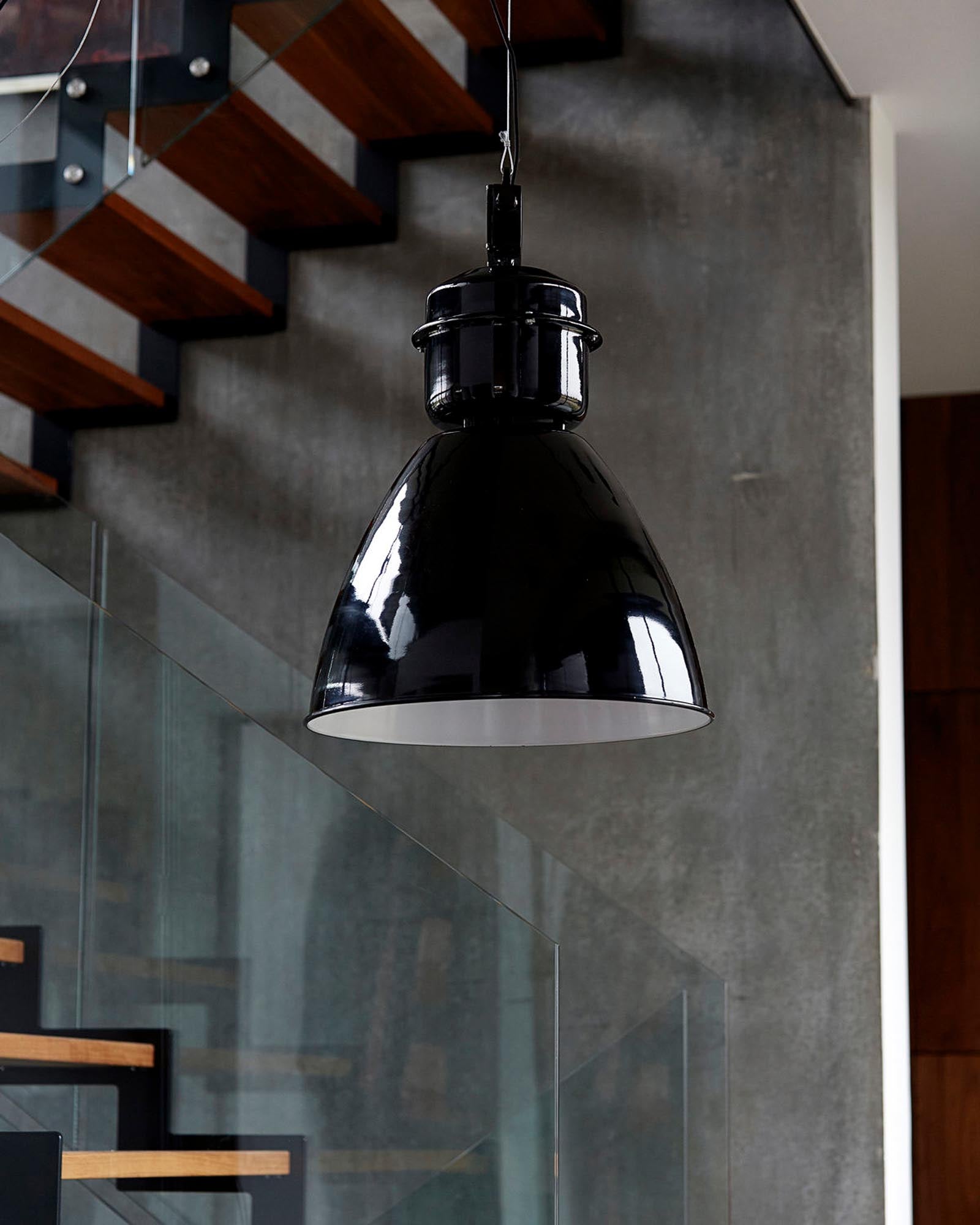Verleihen Sie Ihrem Raum mit der Lampe Volume von House Doctor einen modernen Industrial-Charme. Perfekt für jeden Wohnbereich.
