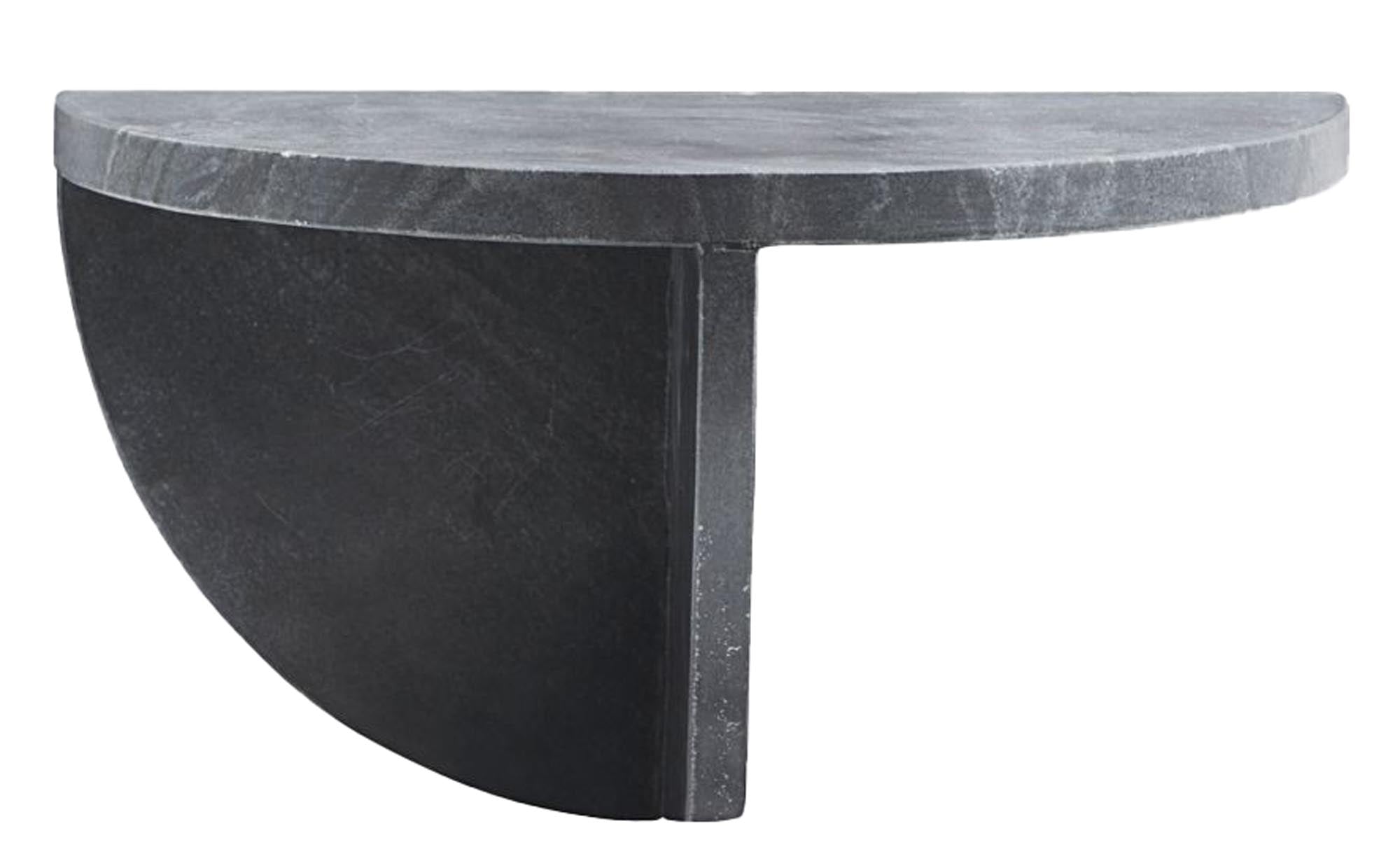 Beistelltisch Mega aus Holz mit runder Tischplatte und drei schräg stehenden Beinen, minimalistisches Design in natürlicher Holzoptik.