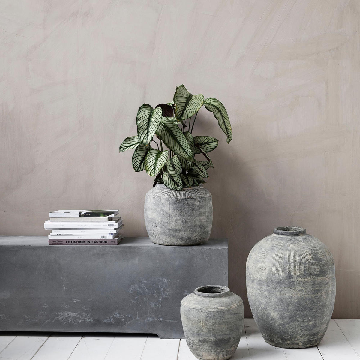 Vase Rustik aus Beton mit rustikaler Oberfläche in der Farbe Beton