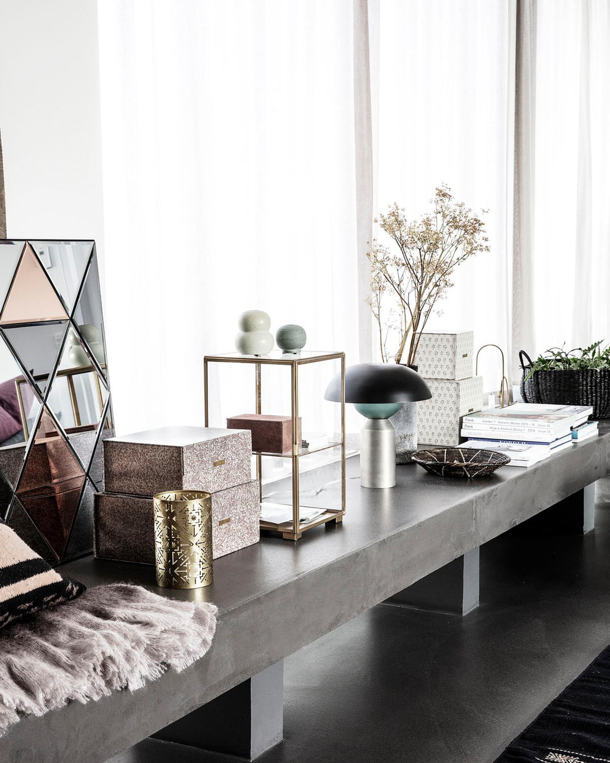 Standregal Schrank Glass als Vitrine mit Messingrahmen und Glasscheiben