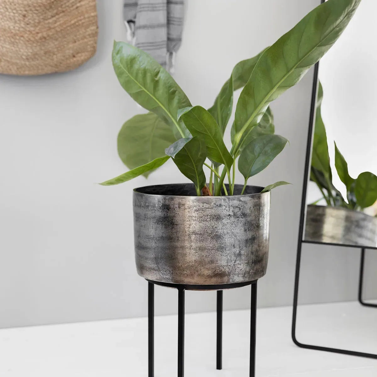 Der Blumenkasten Kazi von House Doctor aus Aluminium und Eisen in oxidiertem Silber schafft mit seinen 54 cm Höhe eine lebhafte Atmosphäre.