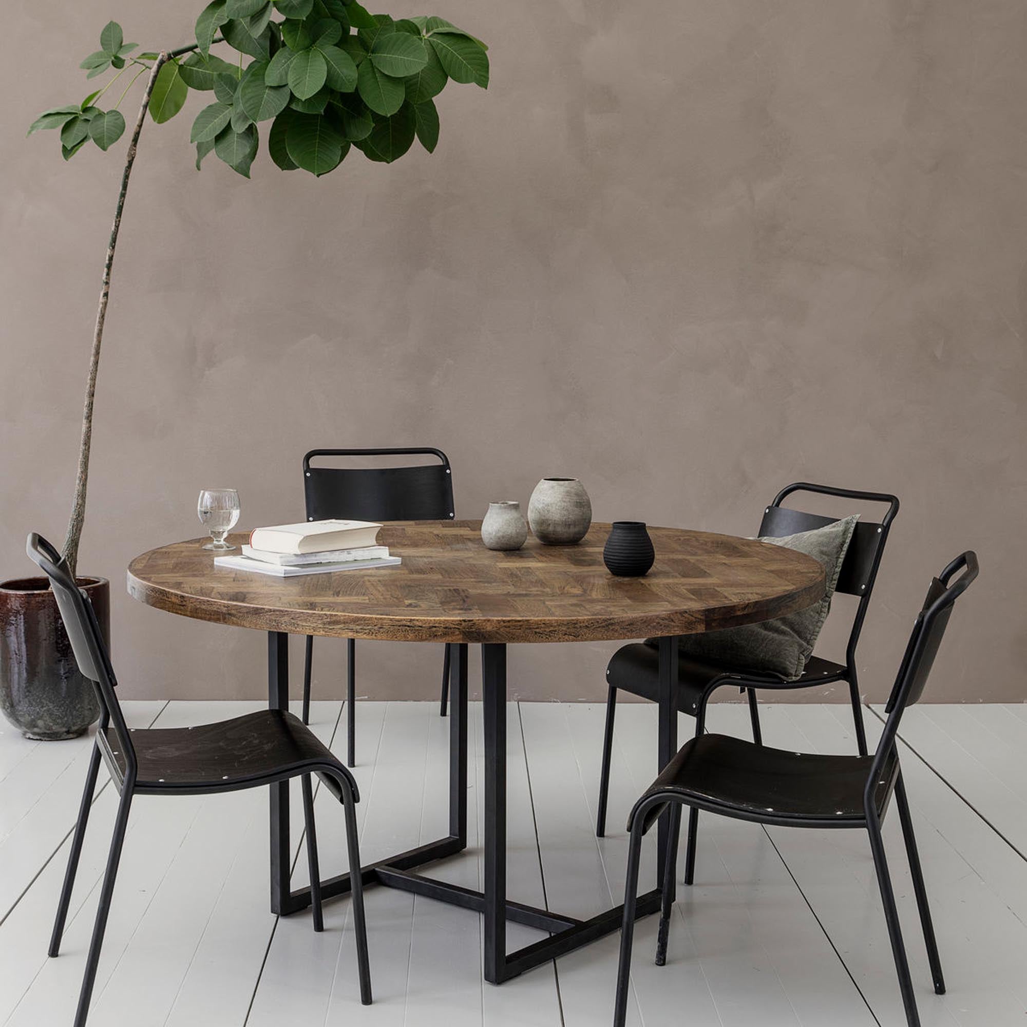 Moderner Esstisch Kant von House Doctor: Hochwertiges Mangoholz kombiniert mit einem eleganten Metallgestell für zeitloses Design.