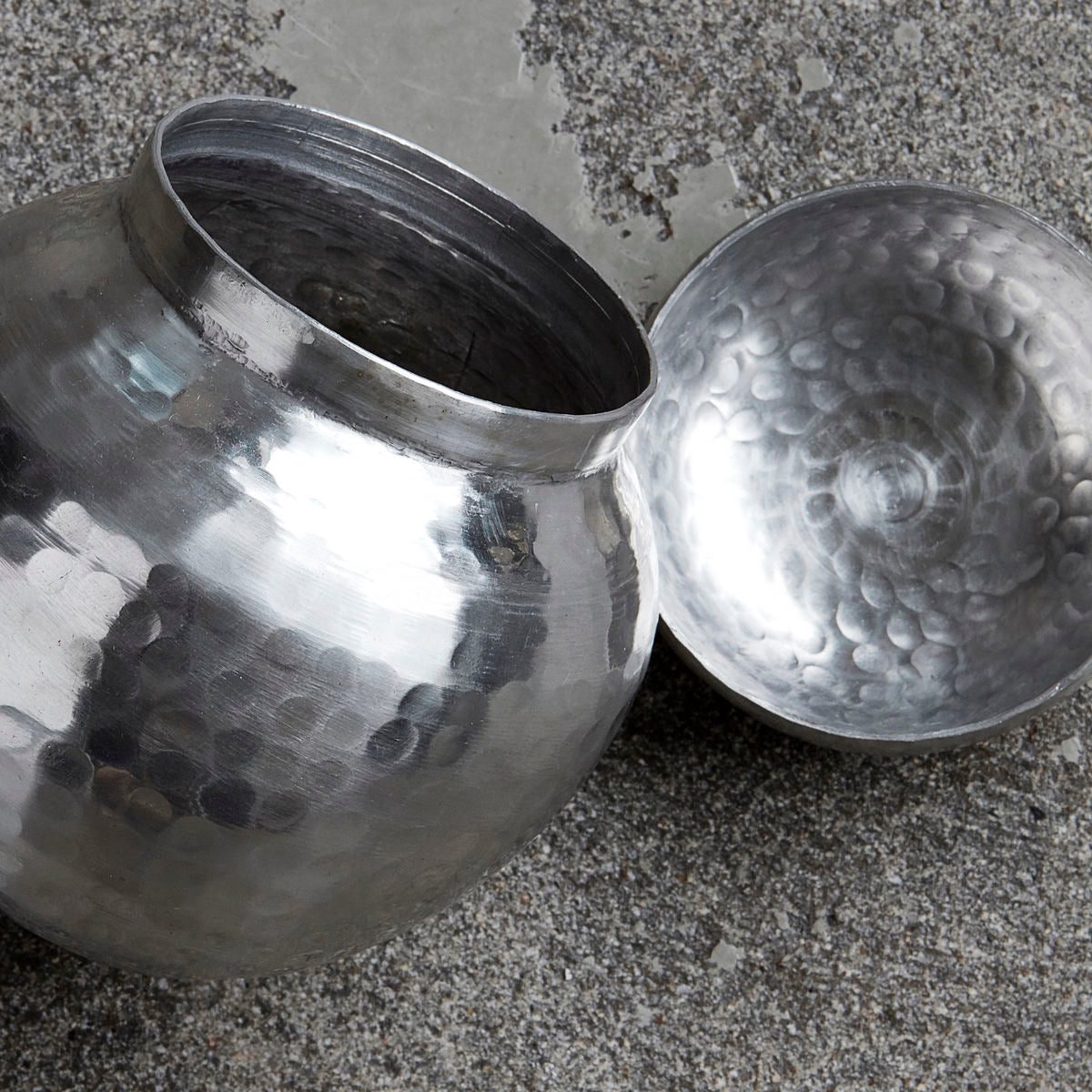 Aufbewahrung mit Deckel, Galior in Silber-Finish präsentiert im Onlineshop von KAQTU Design AG. Aufbewahrungsbehälter ist von House Doctor