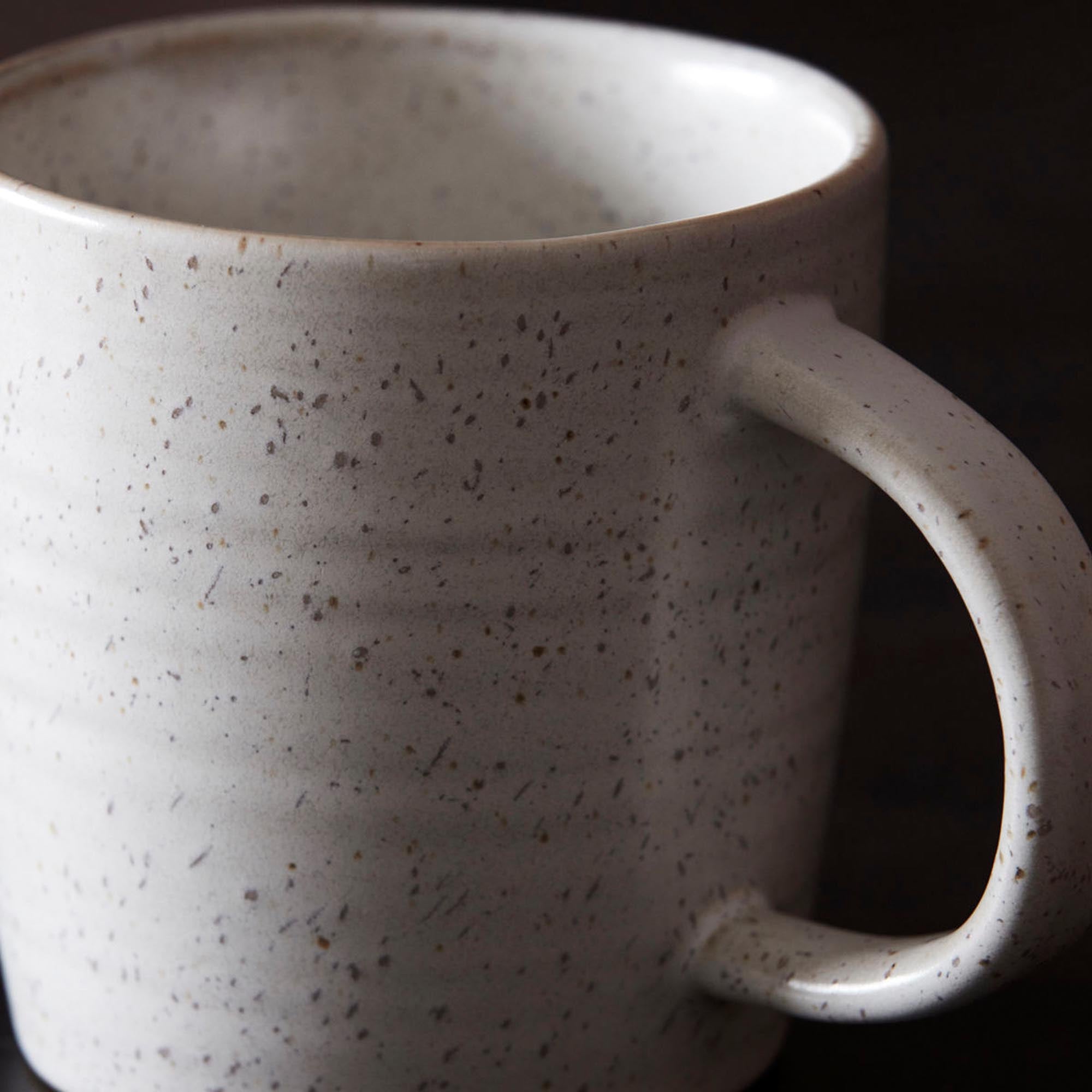 Stilvolle Kaffeetasse "Pion" von House Doctor in sanften Grautönen, ideal für gemütliche Kaffeepausen und modernes Geschirrdesign.
