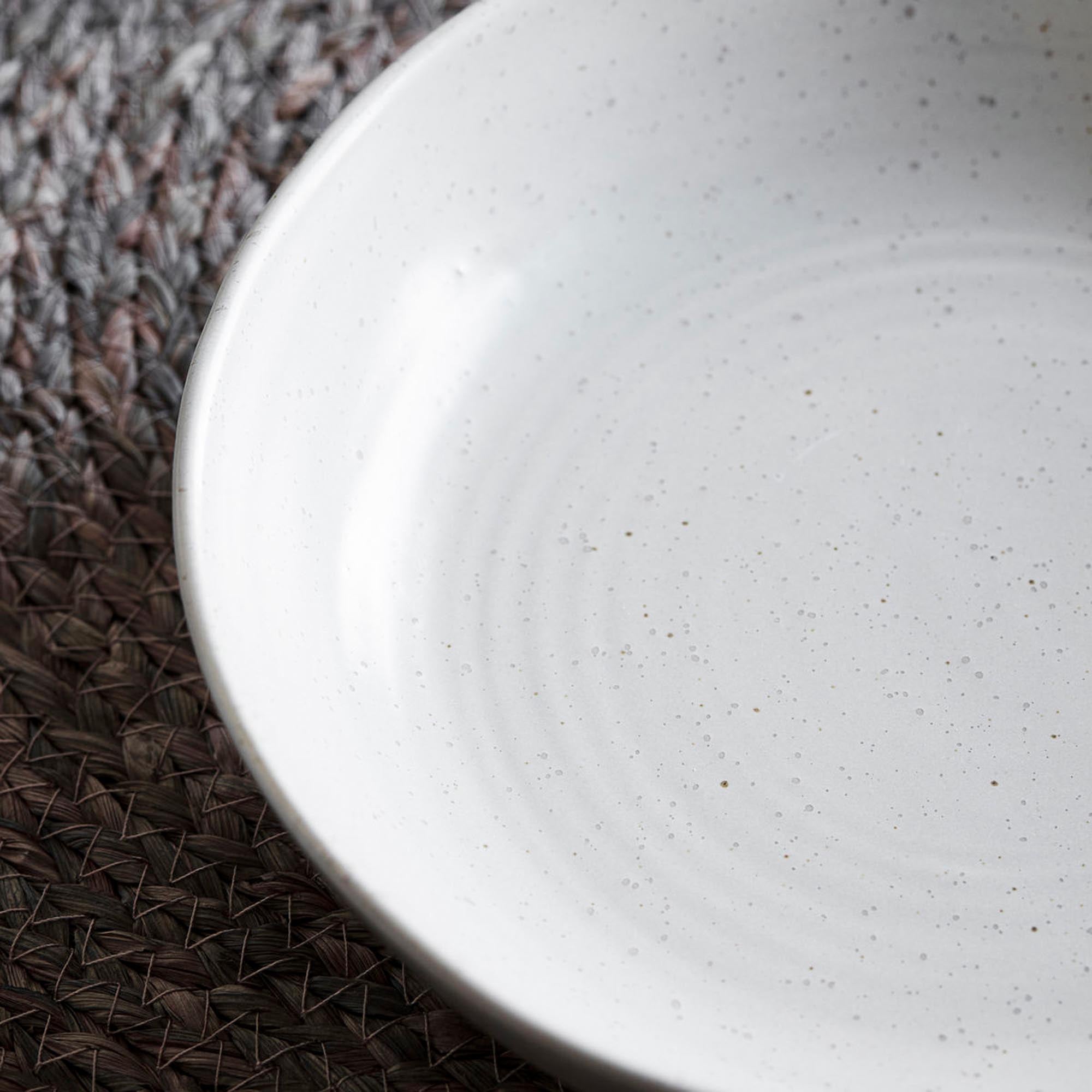 Entdecke die vielseitige Porzellanschale von House Doctor – ideal für Saucen und stilvolle Anlässe. Perfekt für deinen gedeckten Tisch!