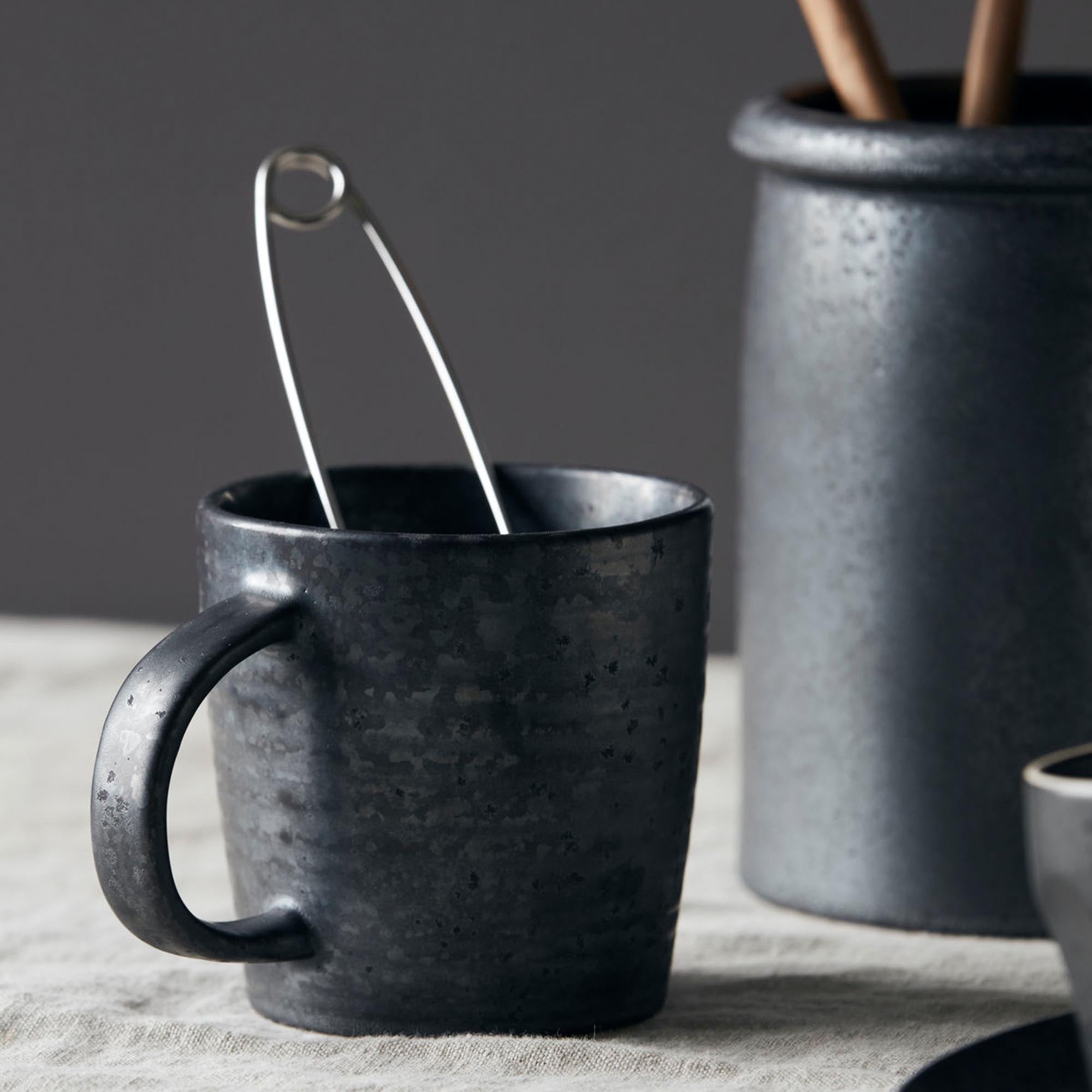 Schwarze und braune Kaffeetasse "Pion" von House Doctor, stilvoll und modern, ideal für jeden Kaffeeliebhaber.
