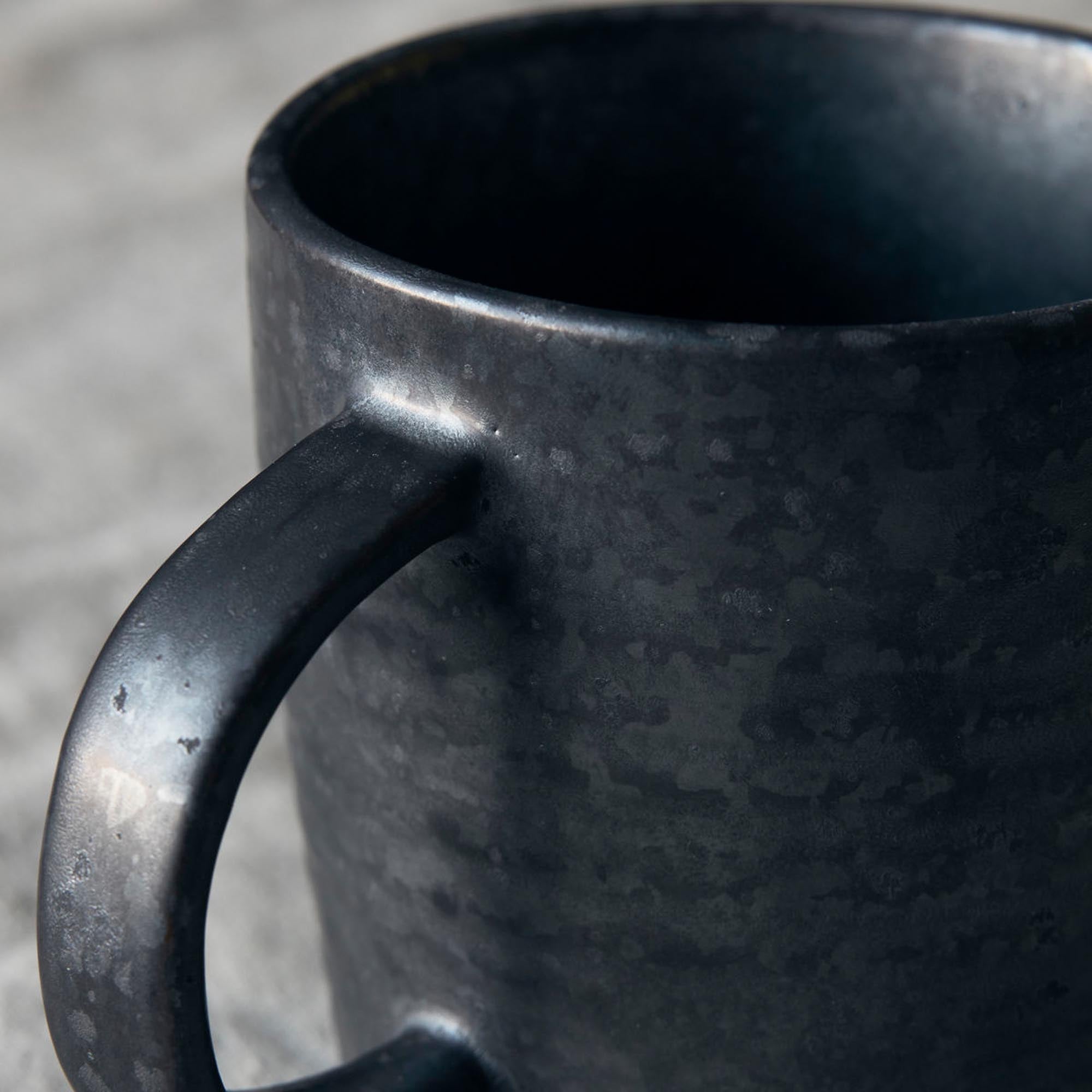 Elegante Kaffeetasse "Pion" in Schwarz und Braun von House Doctor, perfekt für stilvolle Kaffeepausen und moderne Tischdekoration.