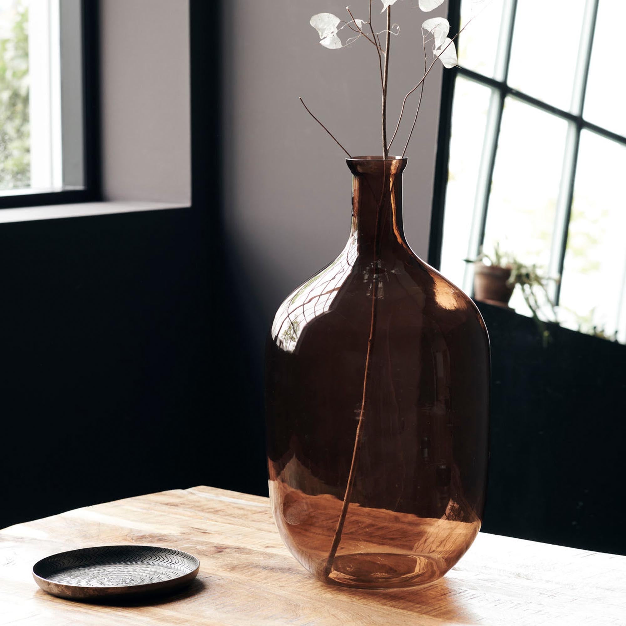 Stilvolle, braune Vase Tinka von House Doctor, perfekt für kreative Blumenarrangements und als dekorativer Akzent in jedem Zuhause.