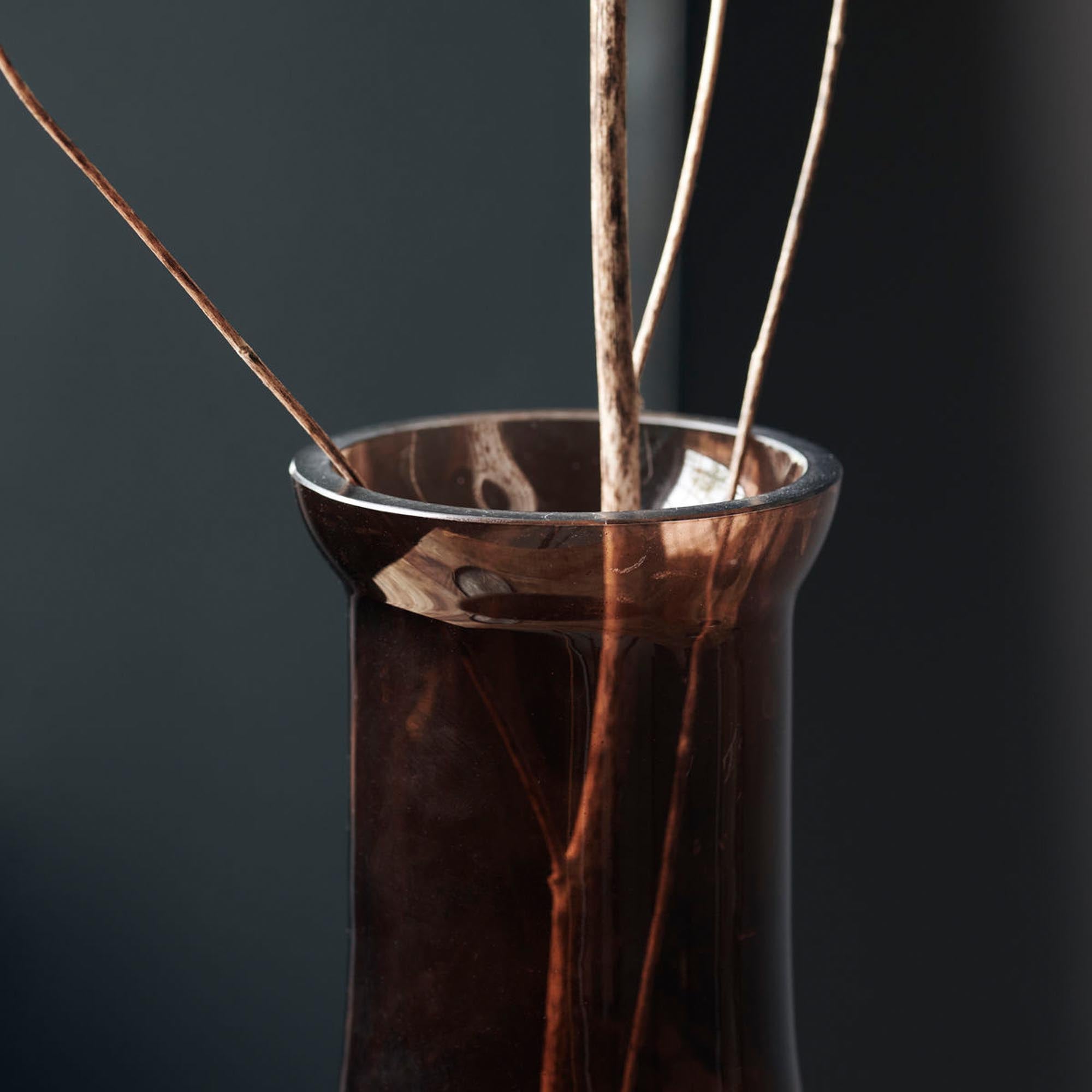 Elegante, braune Vase Tinka von House Doctor, ideal für individuelle Blumenarrangements und als stilvolles Wohnaccessoire.